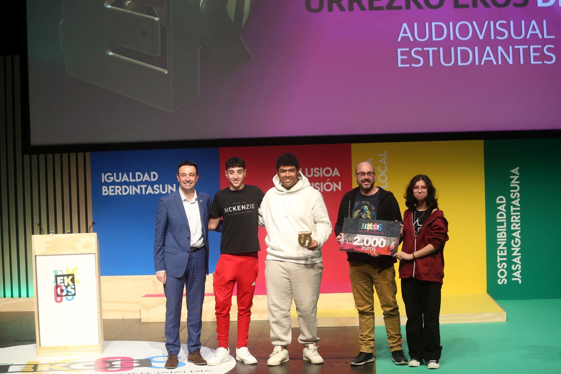 Nora El Attar, Nelson Mosquera, Joel Orozco y Rafael Pérez / Abre los ojos a la economía social. Los ganadores del EKOS de Oro en la categoría Estudiantes Audiovisual recogen el premio de manos de Mikel Torres, vicelehendakari segundo y consejero de Economía, Trabajo y Empleo.