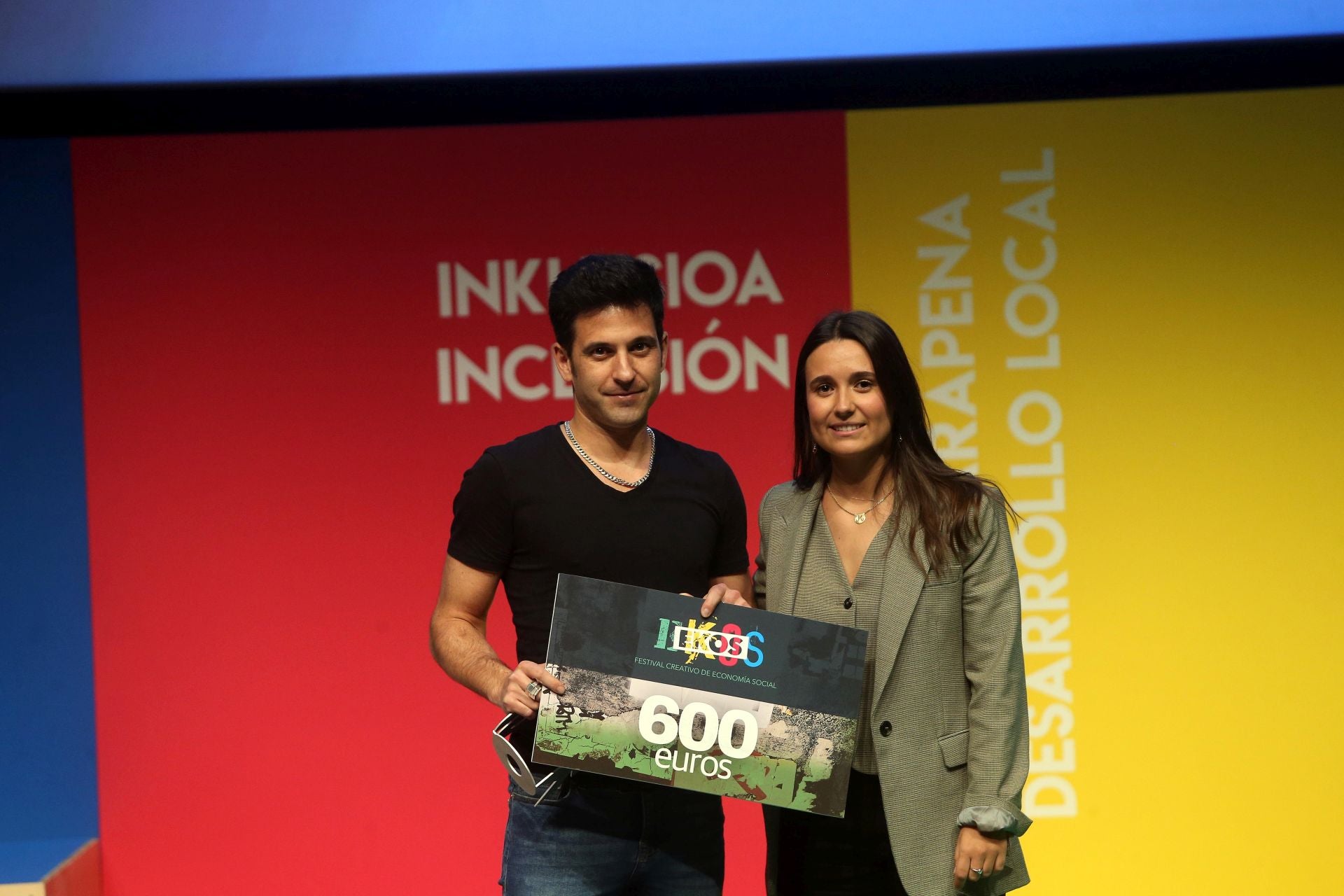 Arteman Komunikazioa / Lanean zaintzak osagarri egiten gaitu guztiok. María Elosegi, embajadora del Talento en Gipuzkoa de LABORAL Kutxa, entrega el trofeo a los autores del gráfico ganador en la categoría EKOS Destacados en la modalidad de Igualdad.