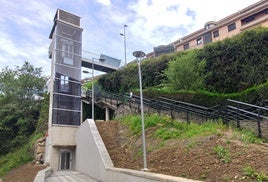 Vista del ascensor público que conecta la calle San Roke con Ermuaranbide