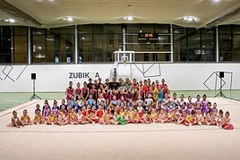 La exhibición navideña de gimnasia rítmica del Aloña llenó Zubikoa