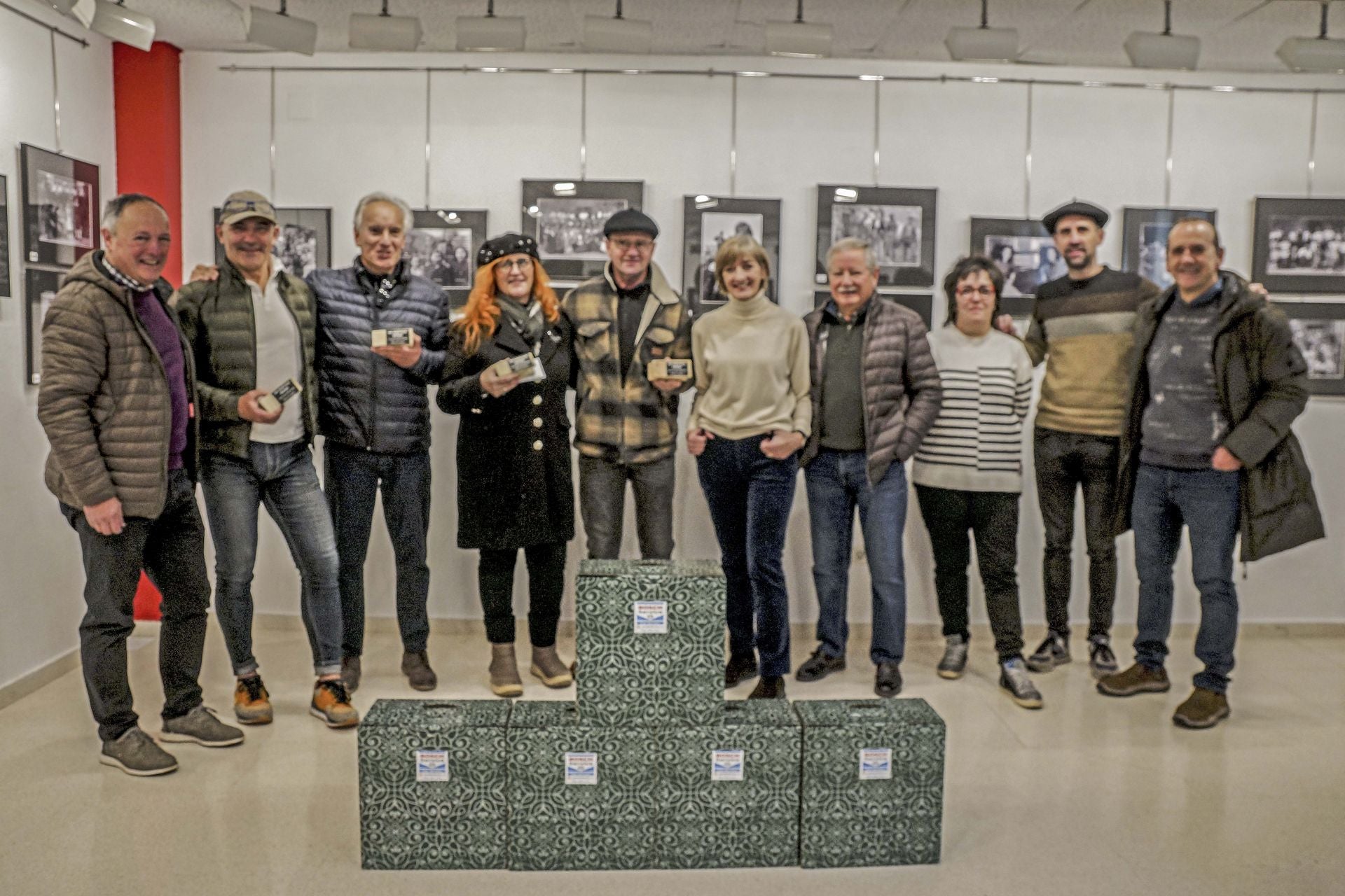 Los ganadores del Rallye fotográfico posan con representantes de las entidades organizadoras tras la entrega de premios