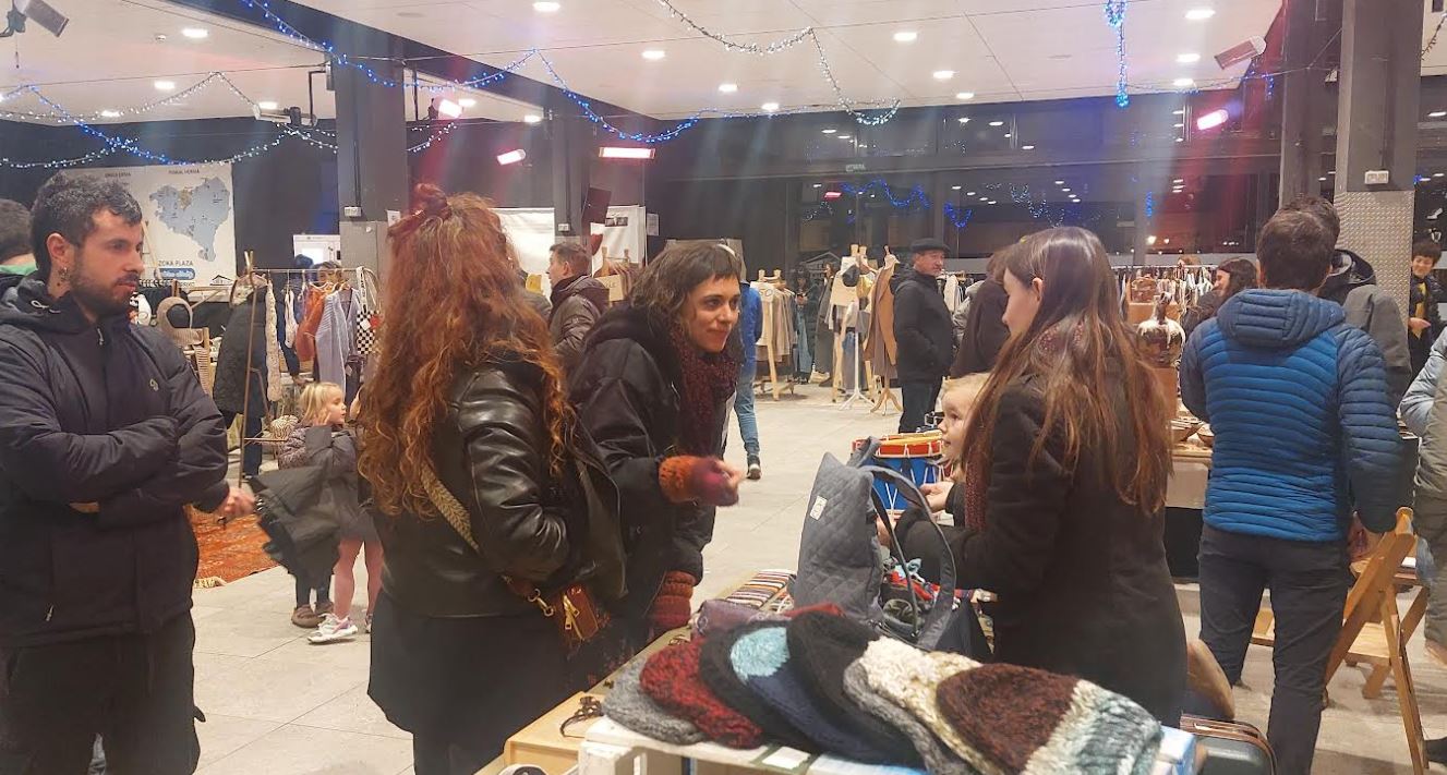 Herriko sortzaileek eskulanak balioan ipini dituzte beste behin egindako azokan