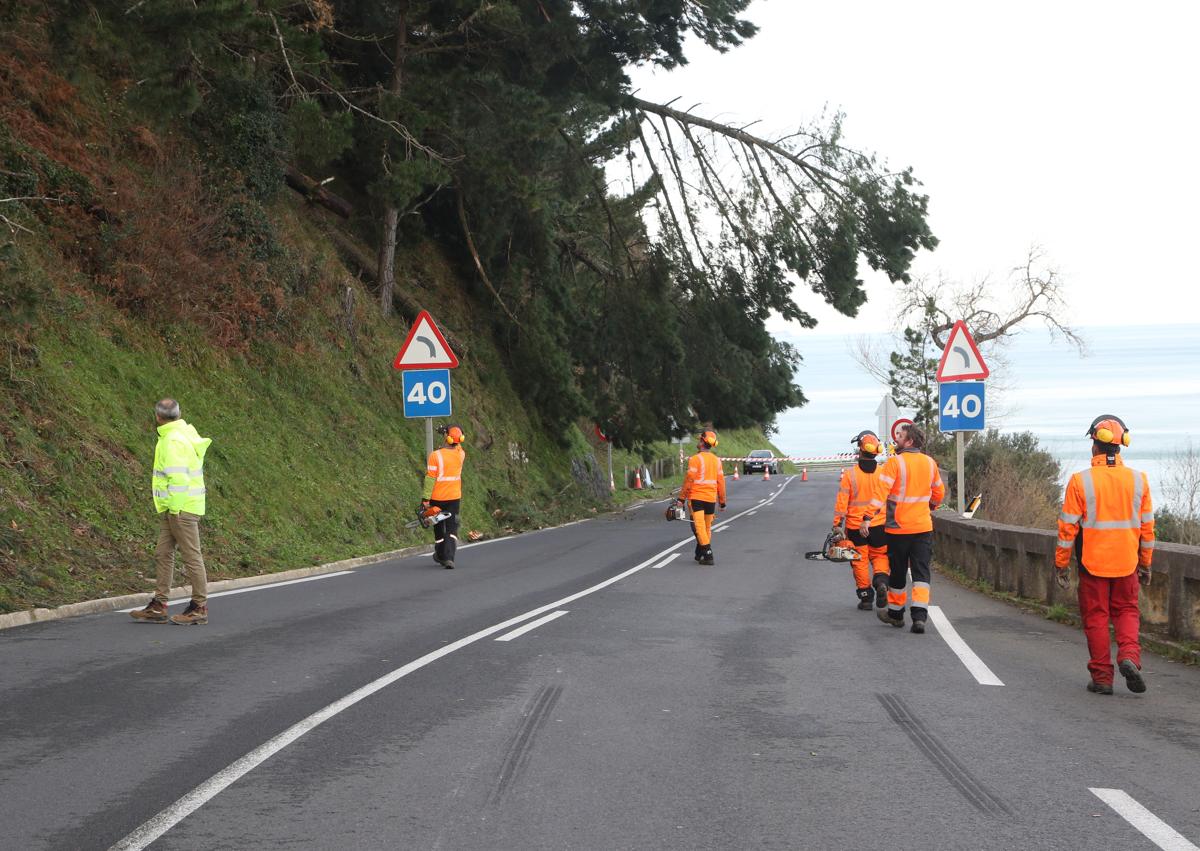 Imagen secundaria 1 - La carretera N-634 recupera la normalidad entre Deba e Itziar