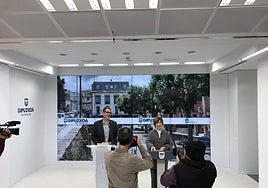 El alcalde Eneko Goia y la portavoz foral, Irune Berasaluze, este martes en la Diputación.