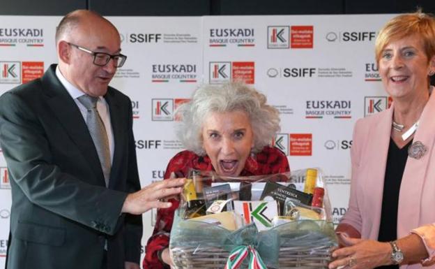 Marisa Paredes, el pasado año con el galardón 'Euskadi Basque Country-embajadora del producto local'.
