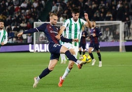 Aritz Aranbarri pelea el balón con un jugador del Córdoba ayer en el Nuevo Arcángel.