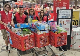 Voluntarios durante una anterior recolecta de juguetes en Eroski.