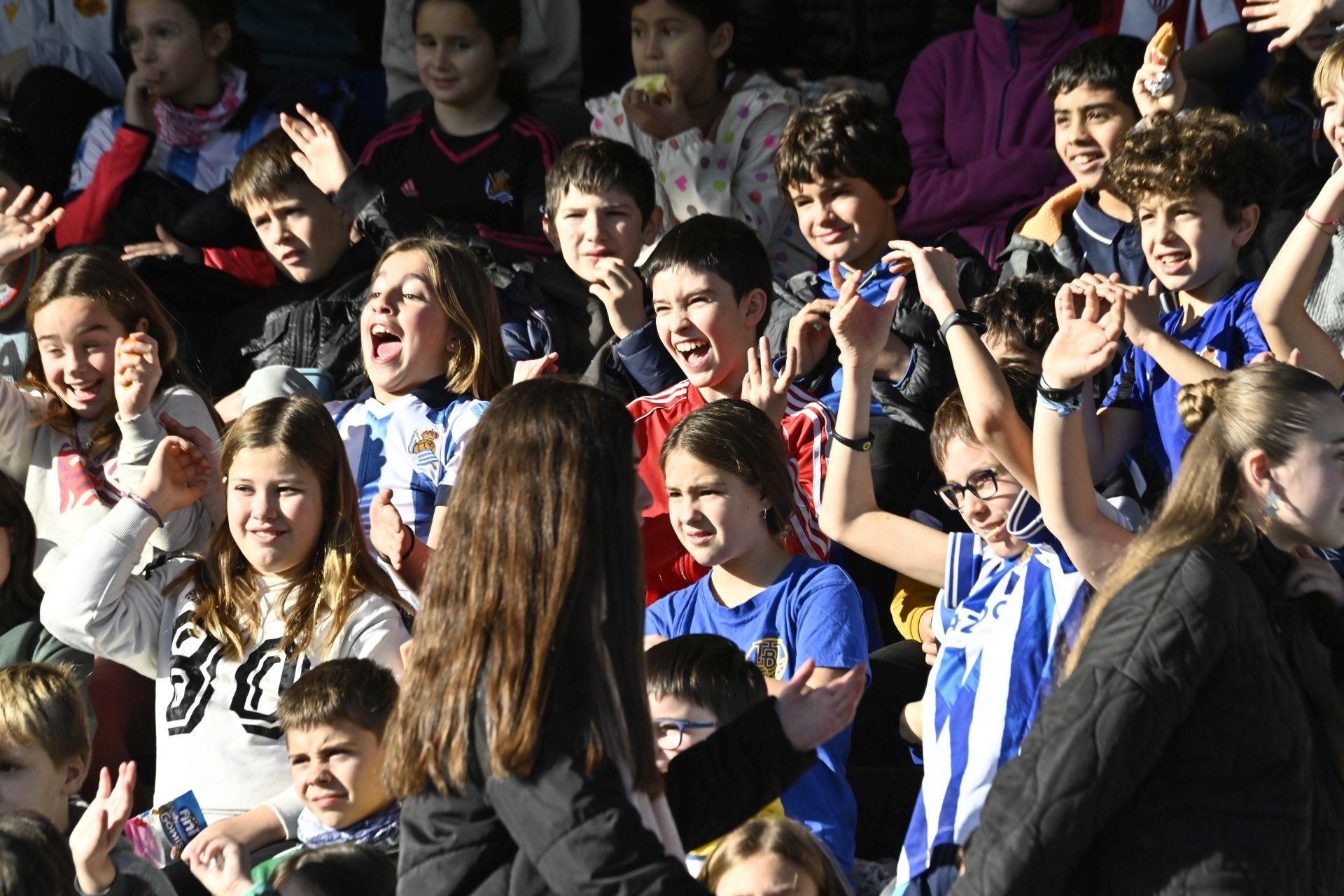900 jóvenes arropan a la Real en Tolosa