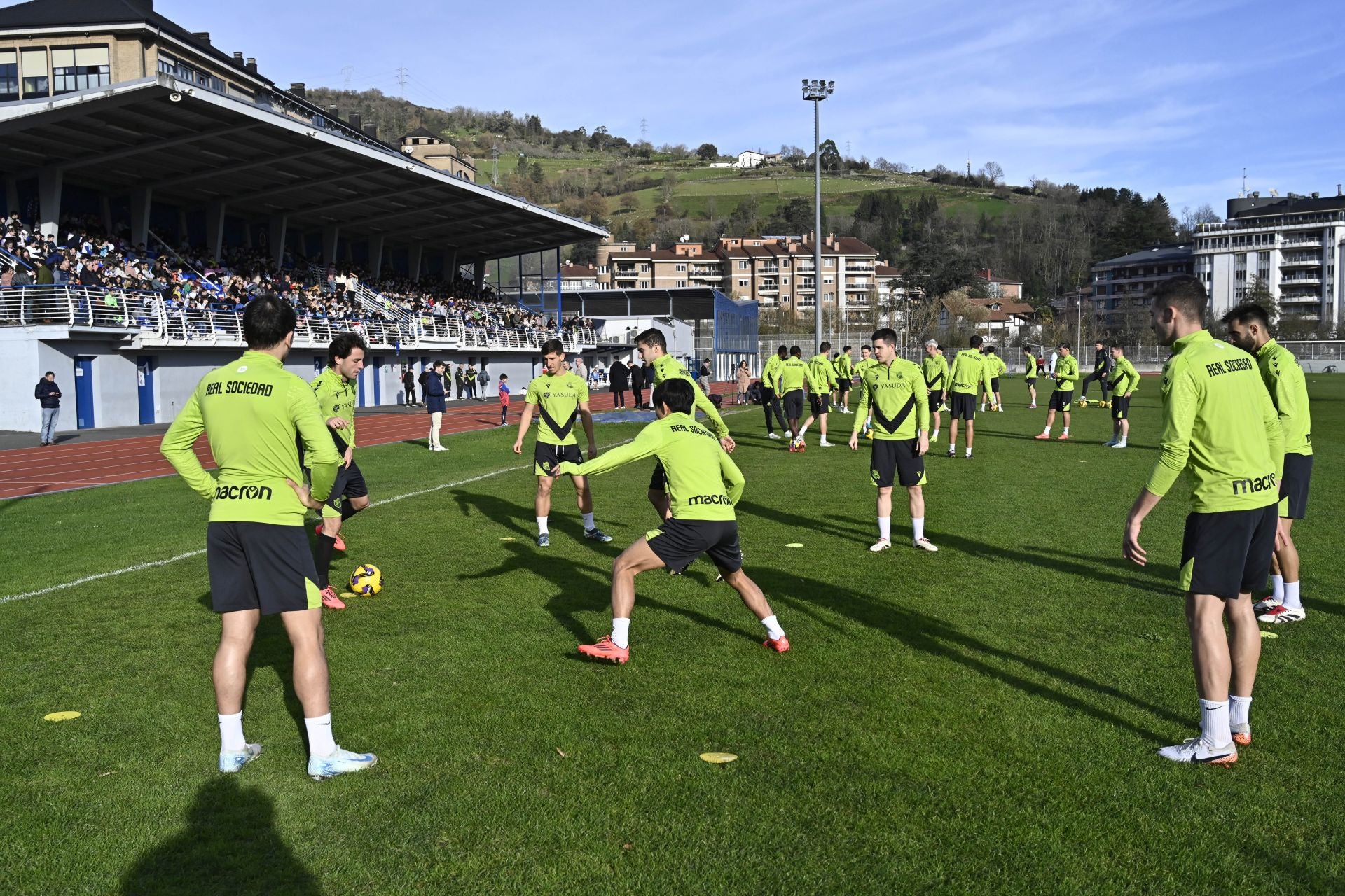 900 jóvenes arropan a la Real en Tolosa