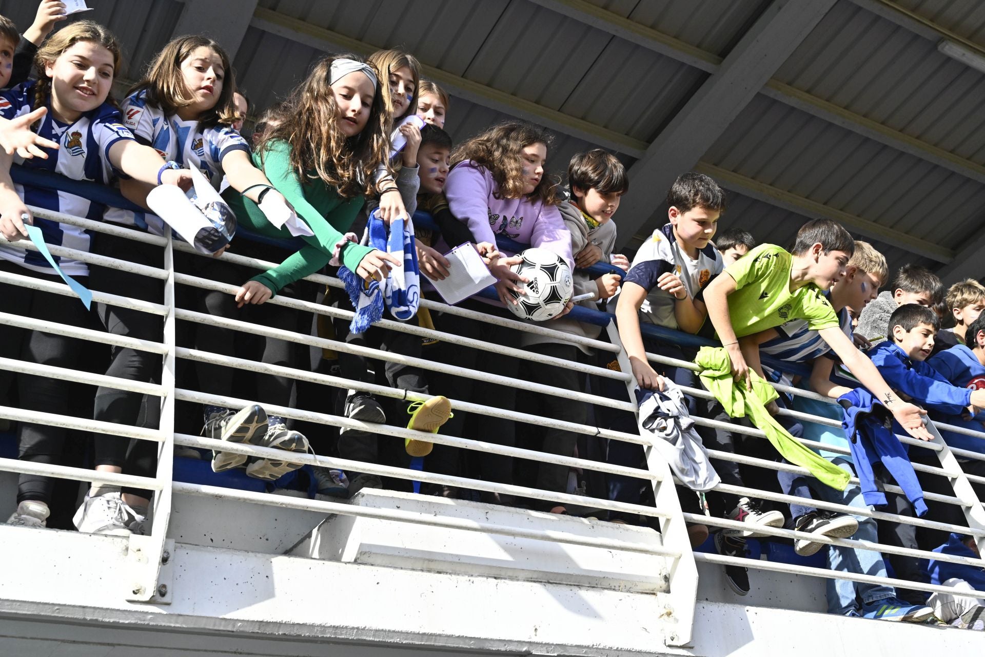 900 jóvenes arropan a la Real en Tolosa