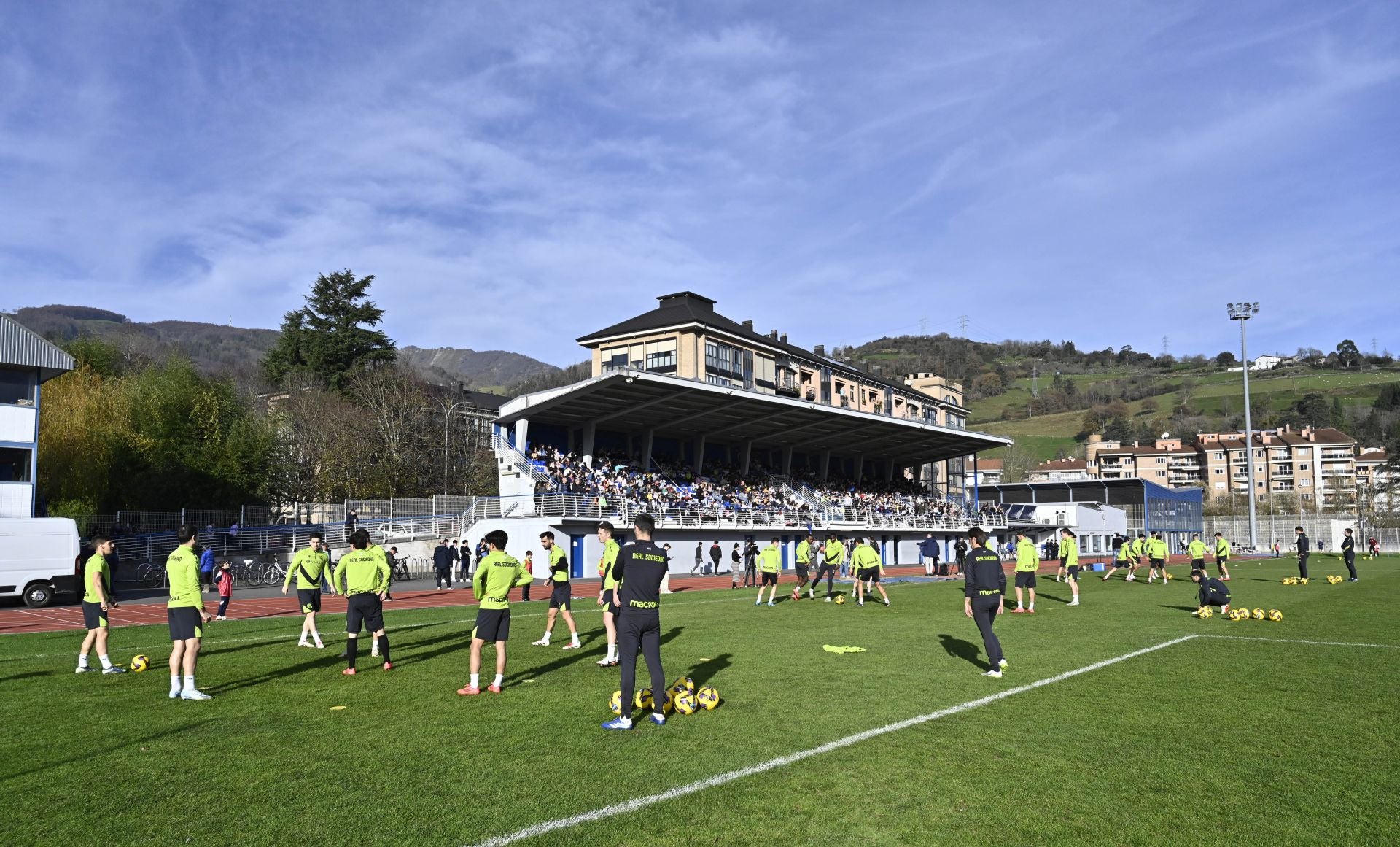 900 jóvenes arropan a la Real en Tolosa