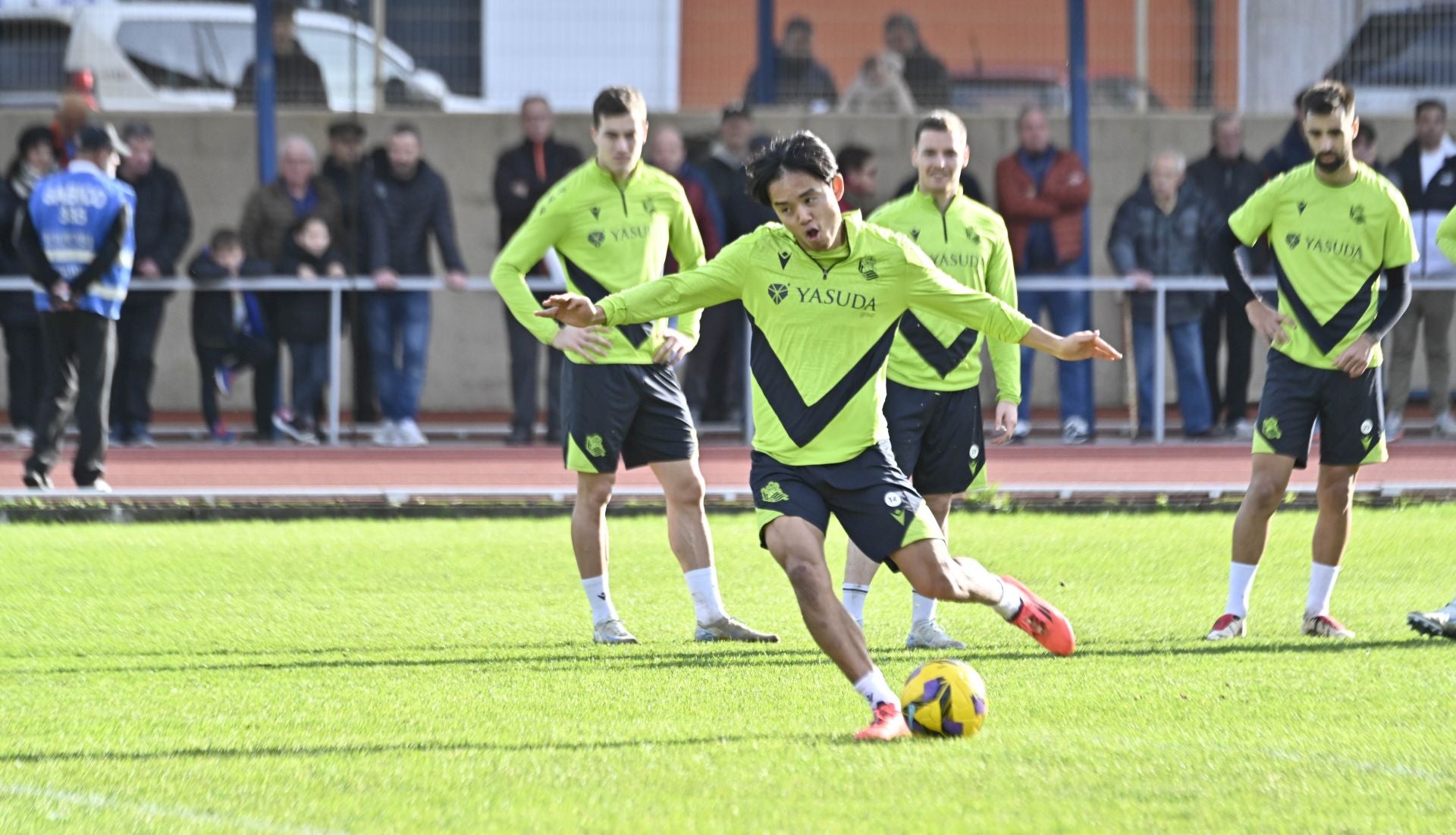900 jóvenes arropan a la Real en Tolosa