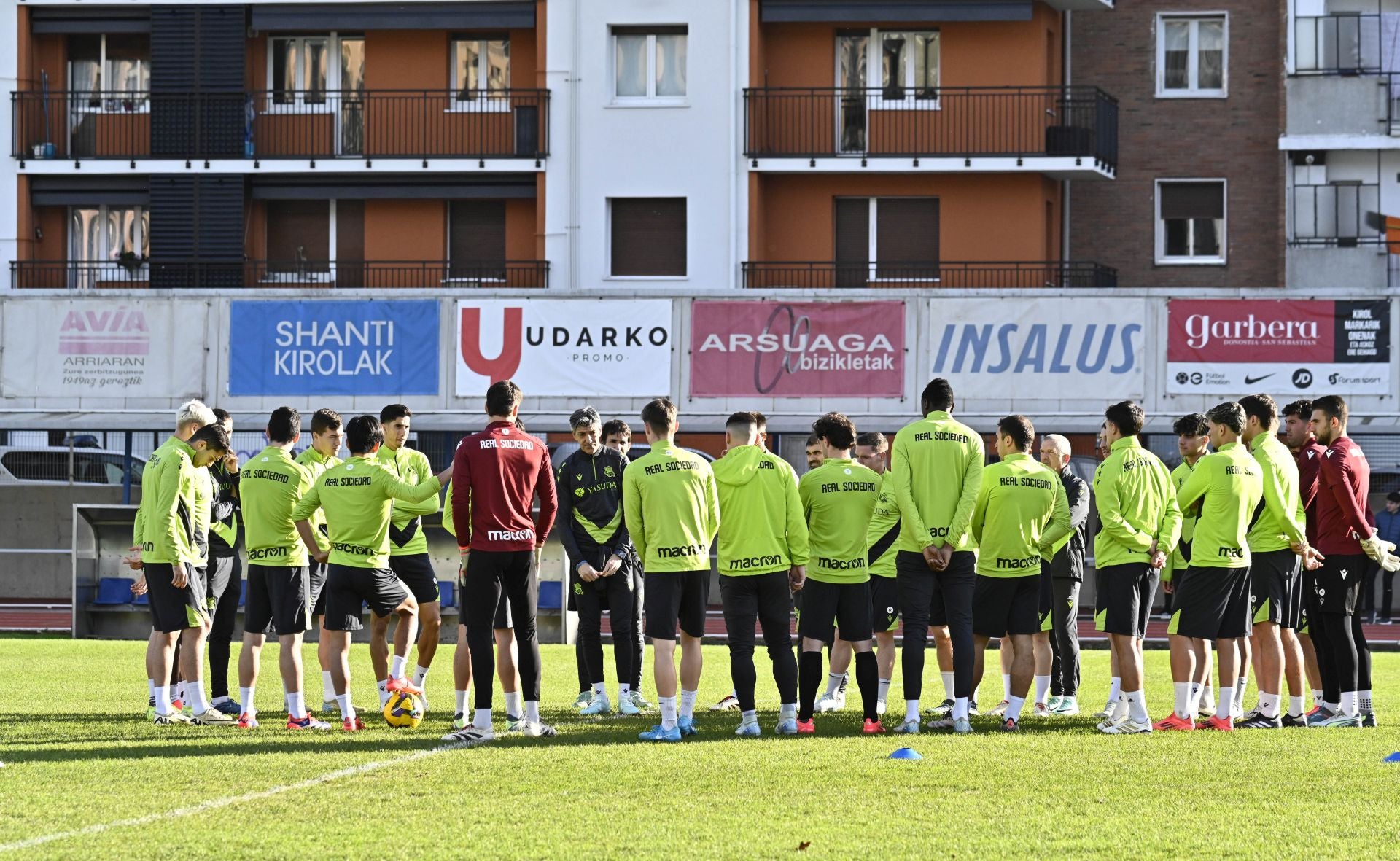 900 jóvenes arropan a la Real en Tolosa