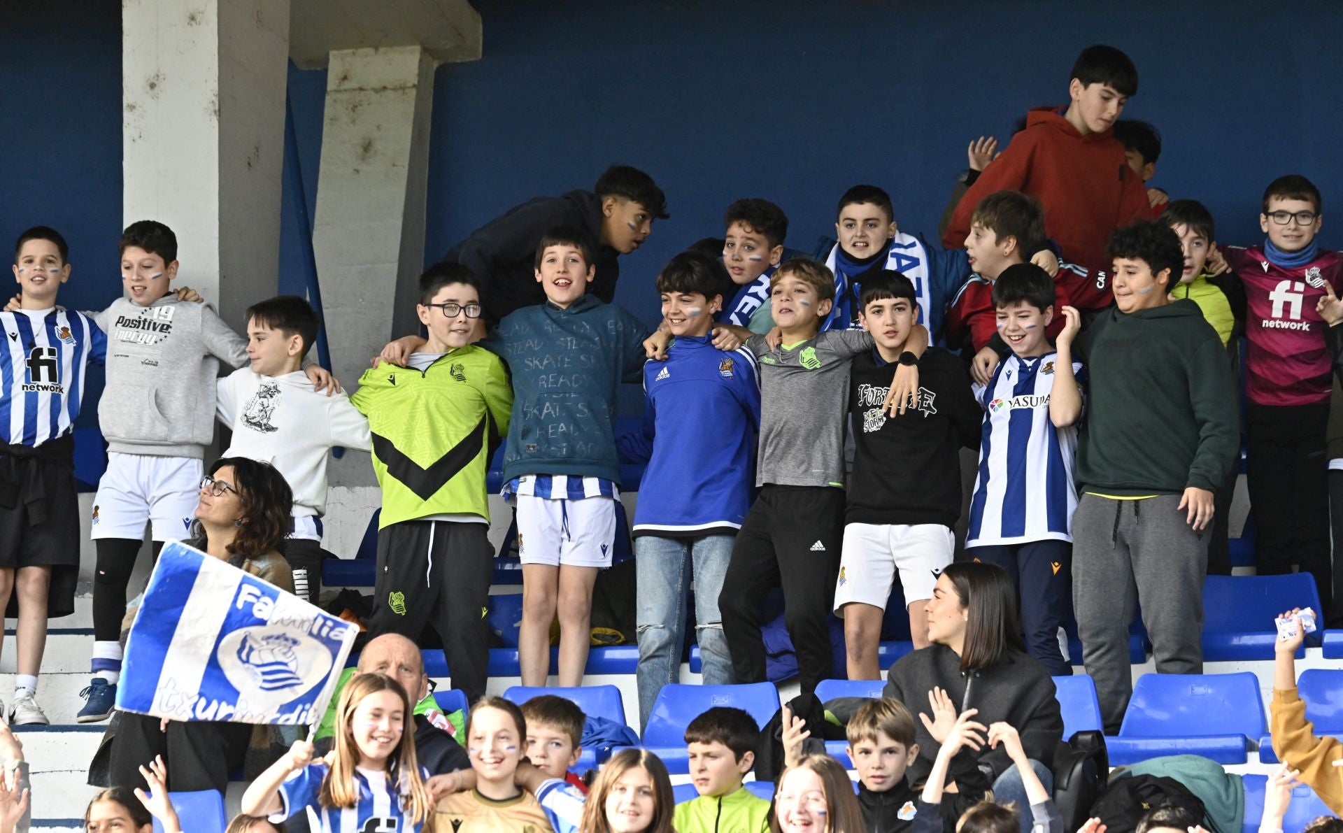 900 jóvenes arropan a la Real en Tolosa