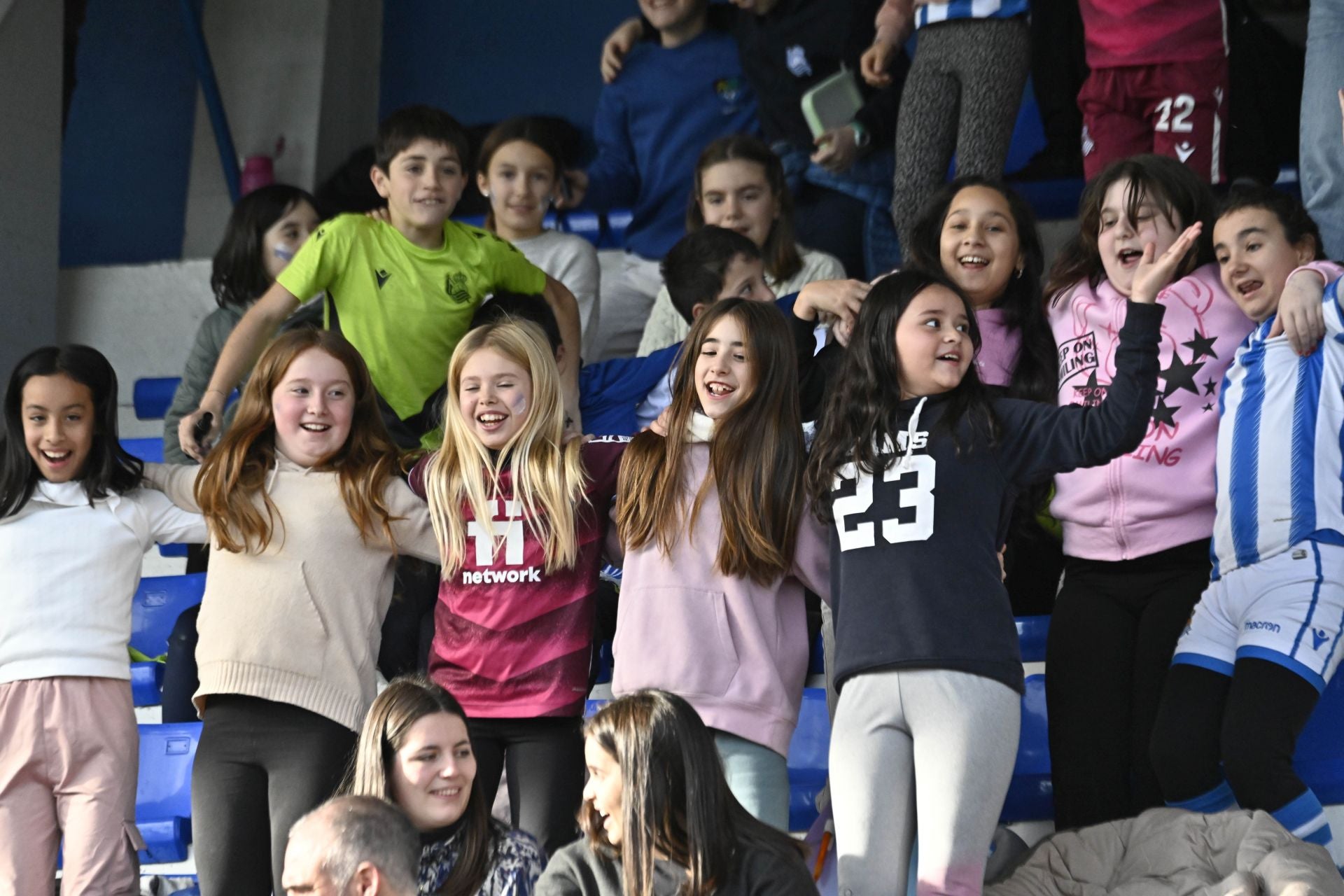 900 jóvenes arropan a la Real en Tolosa