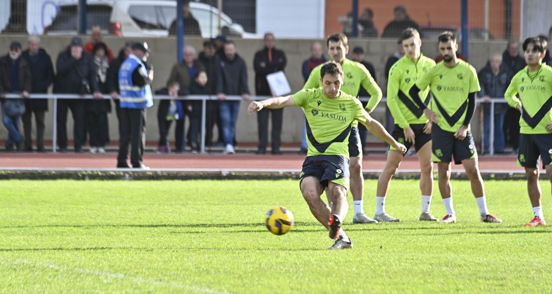 900 jóvenes arropan a la Real en Tolosa