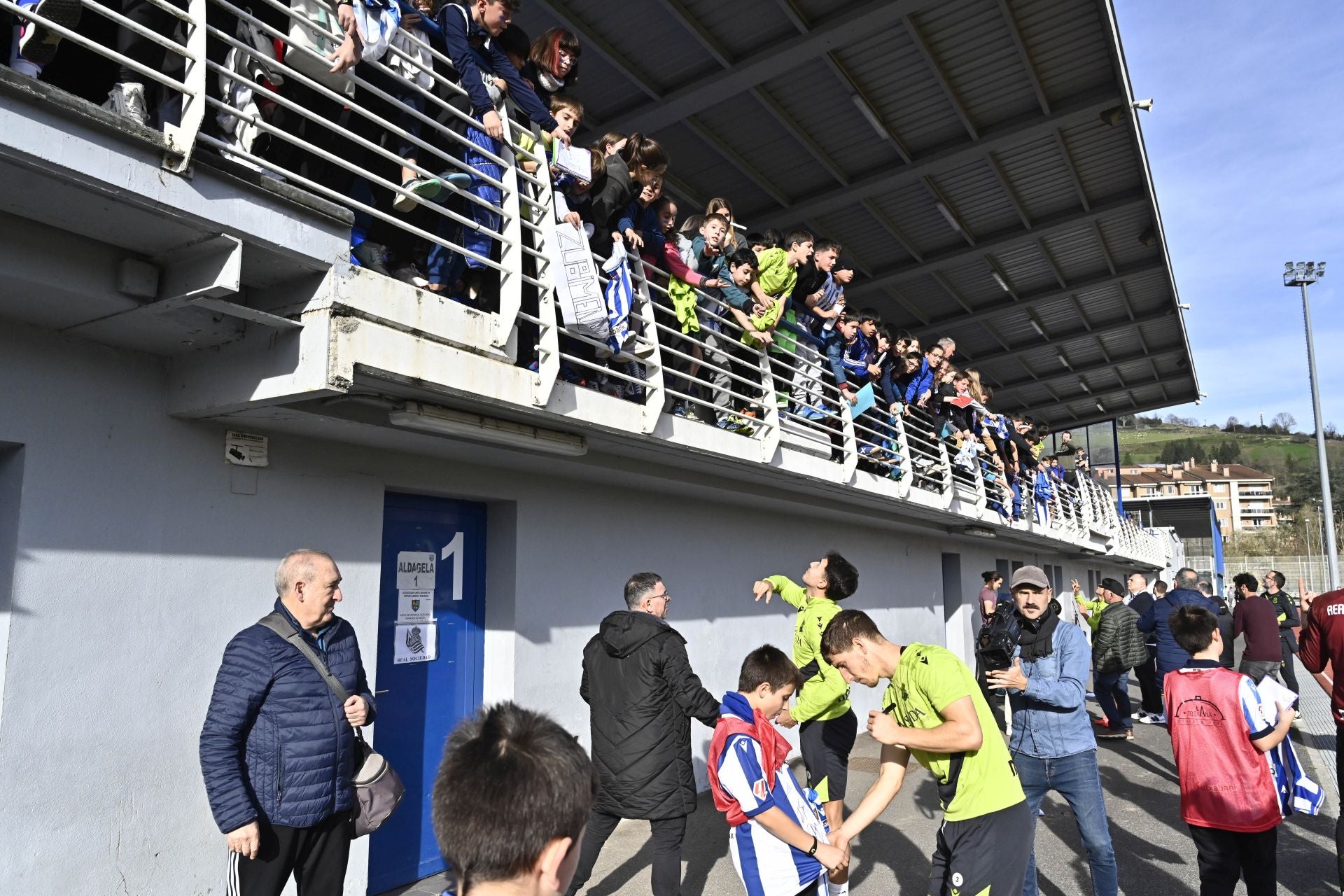 900 jóvenes arropan a la Real en Tolosa