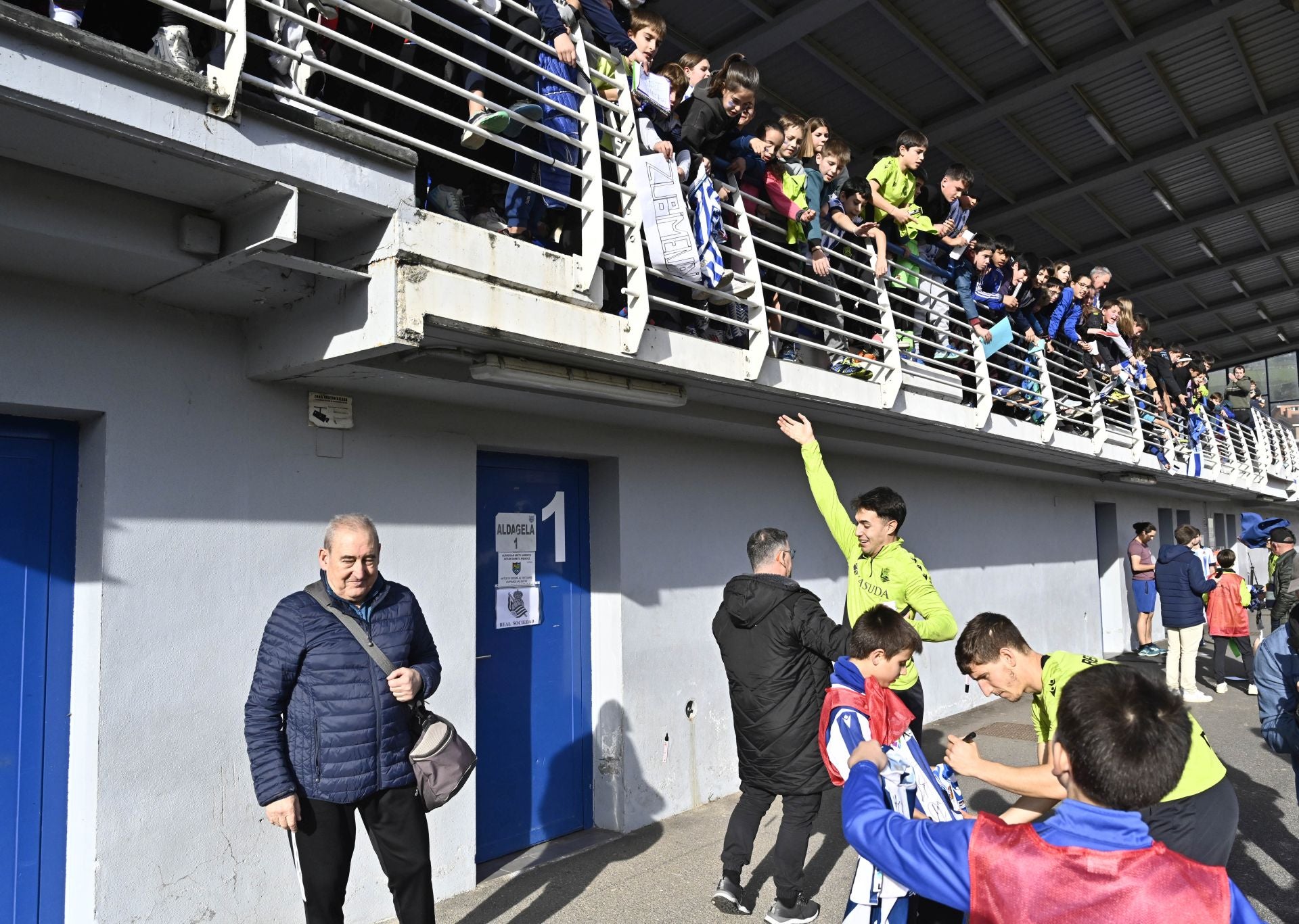 900 jóvenes arropan a la Real en Tolosa