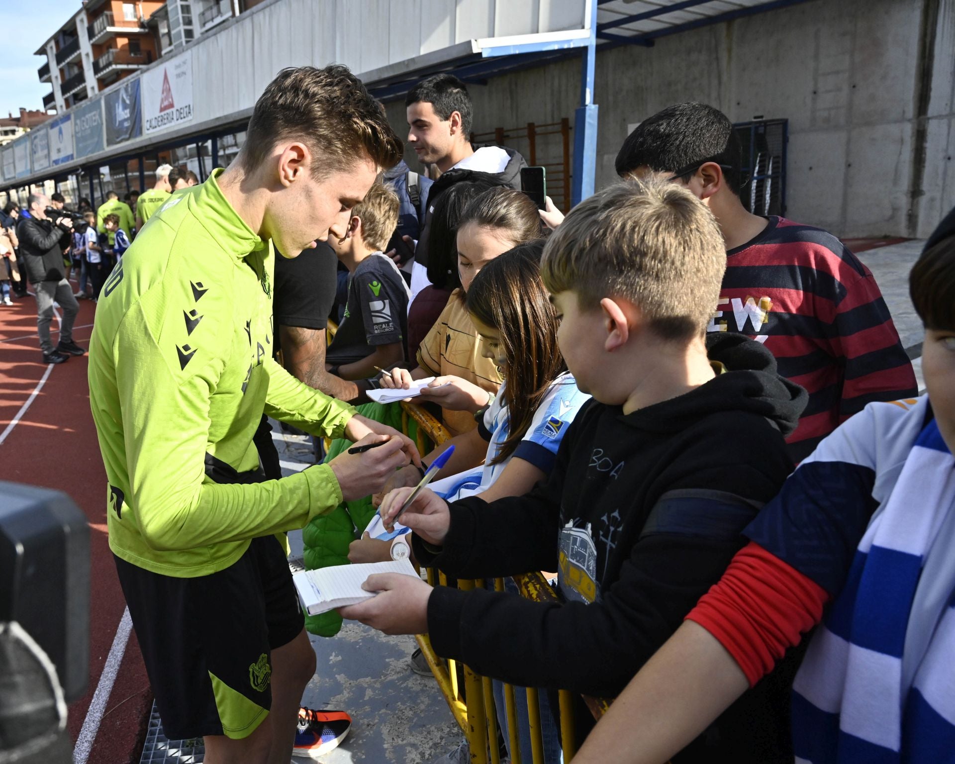 900 jóvenes arropan a la Real en Tolosa