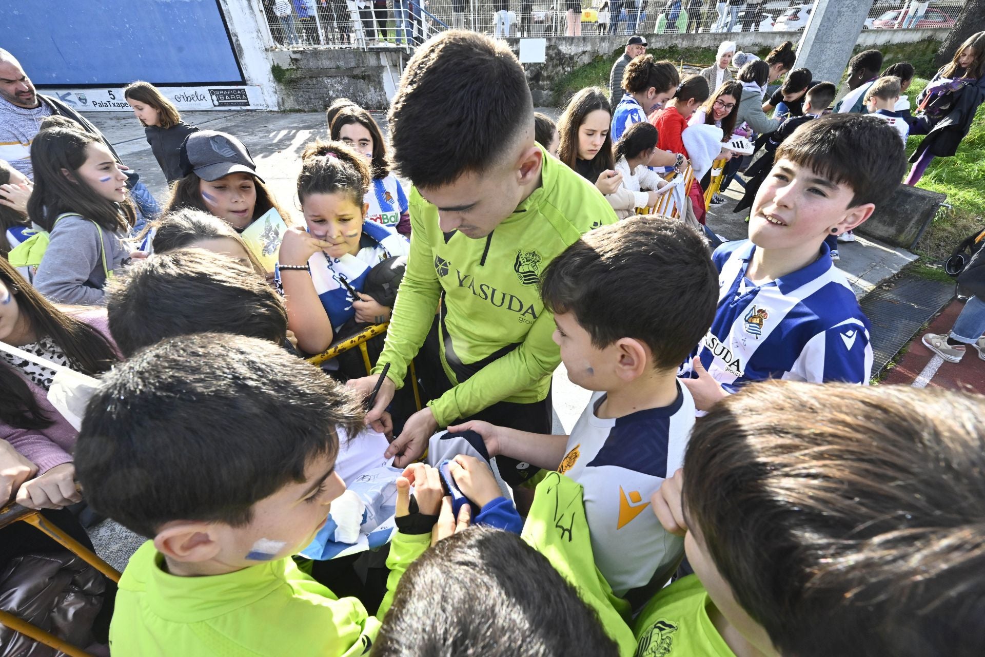 900 jóvenes arropan a la Real en Tolosa