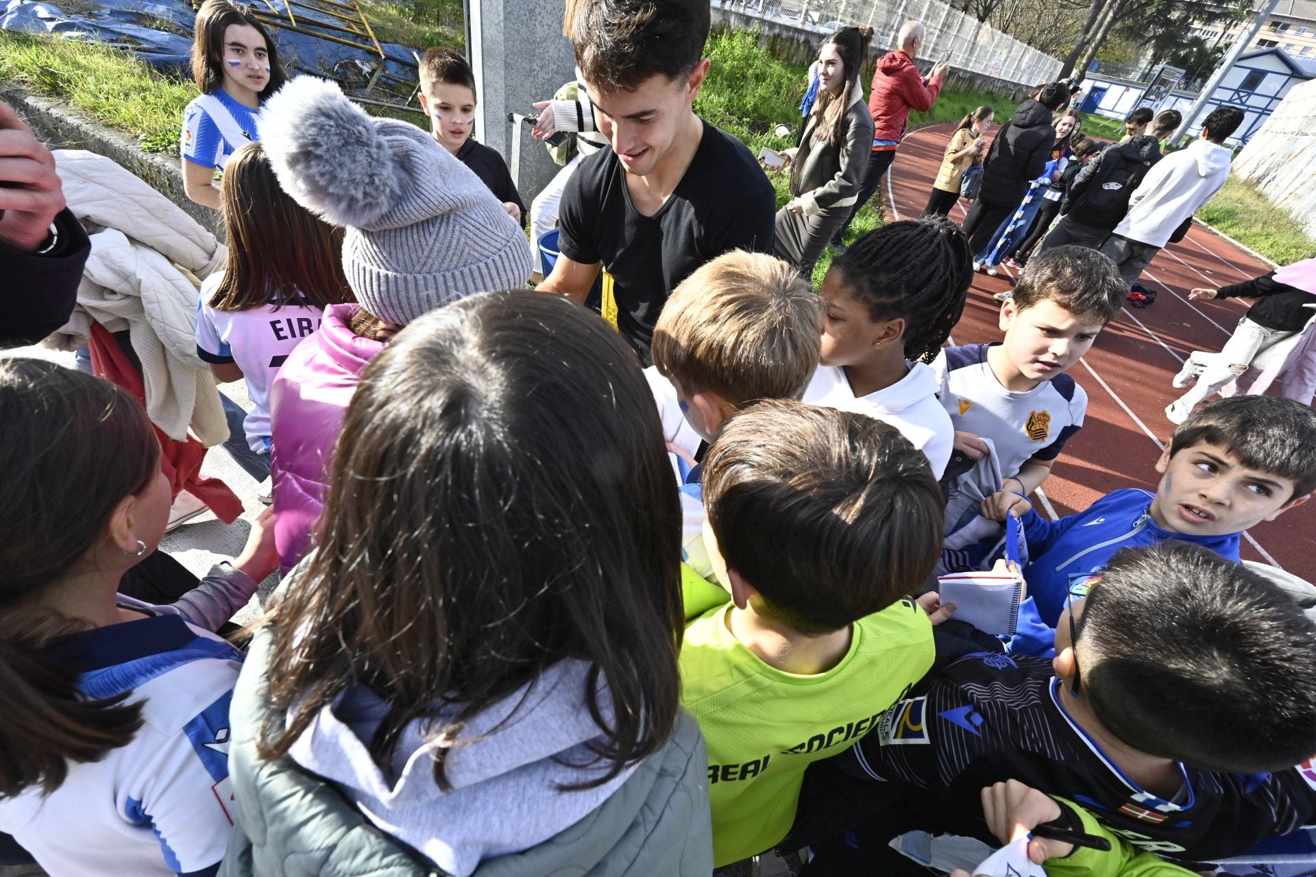 900 jóvenes arropan a la Real en Tolosa