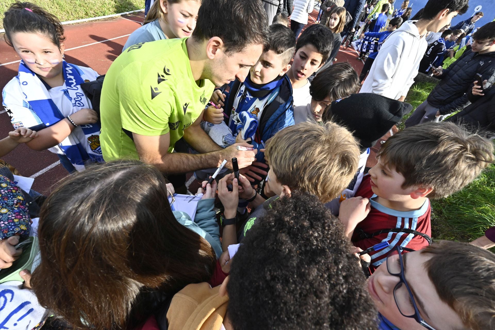 900 jóvenes arropan a la Real en Tolosa