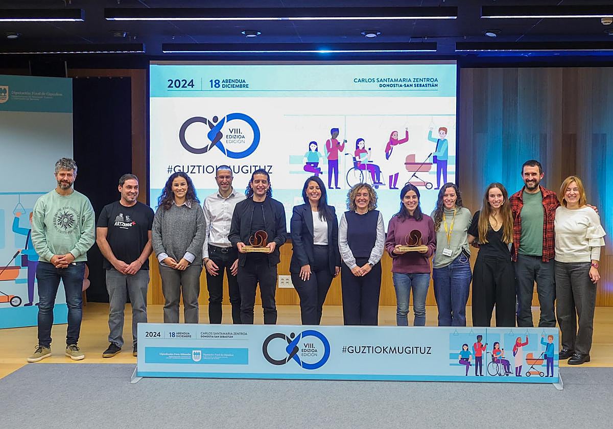 Galardonados de ambas asociaciones junto a las representantes institucionales.