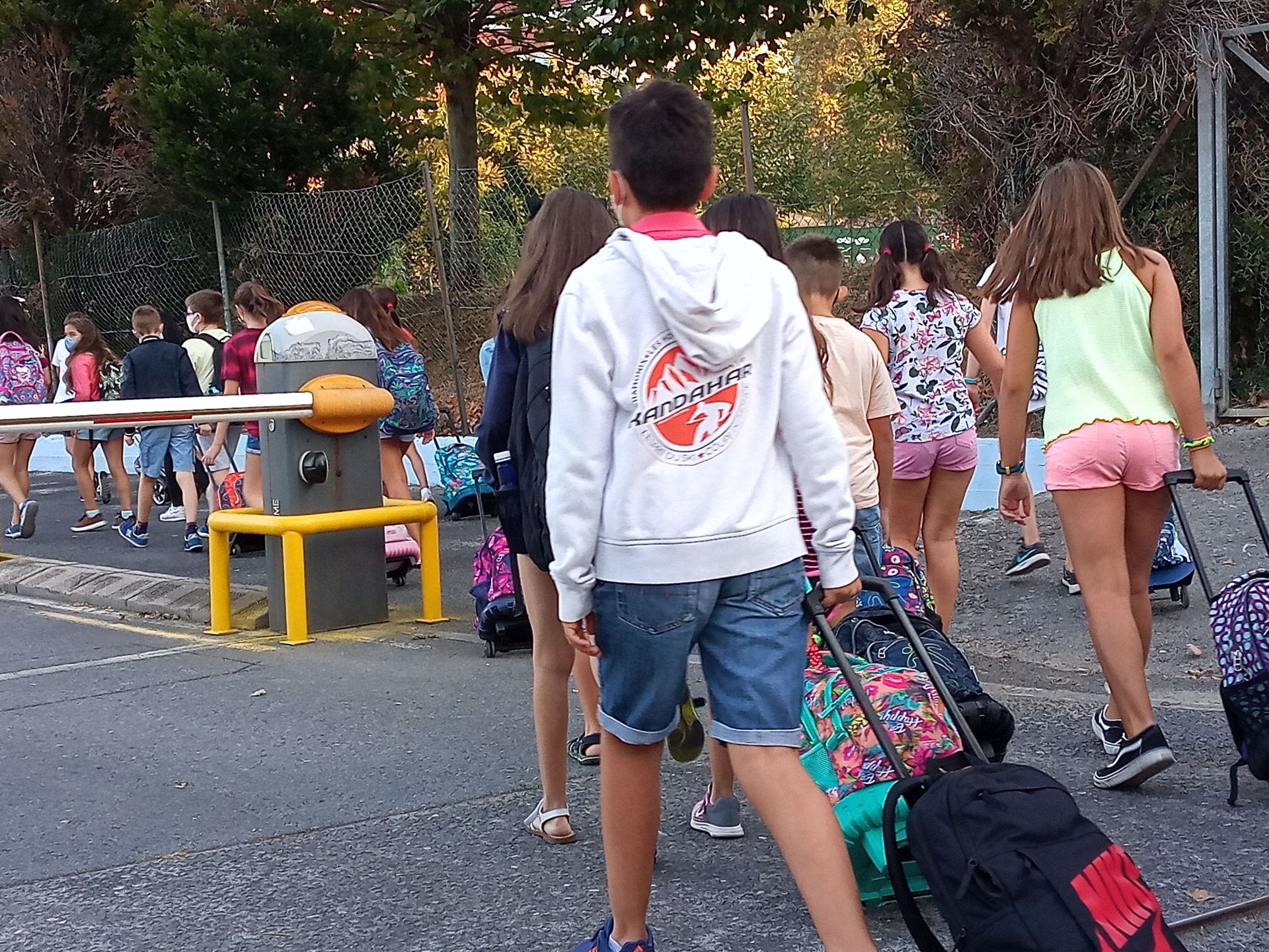 Niños a la entrada de un colegio vasco.