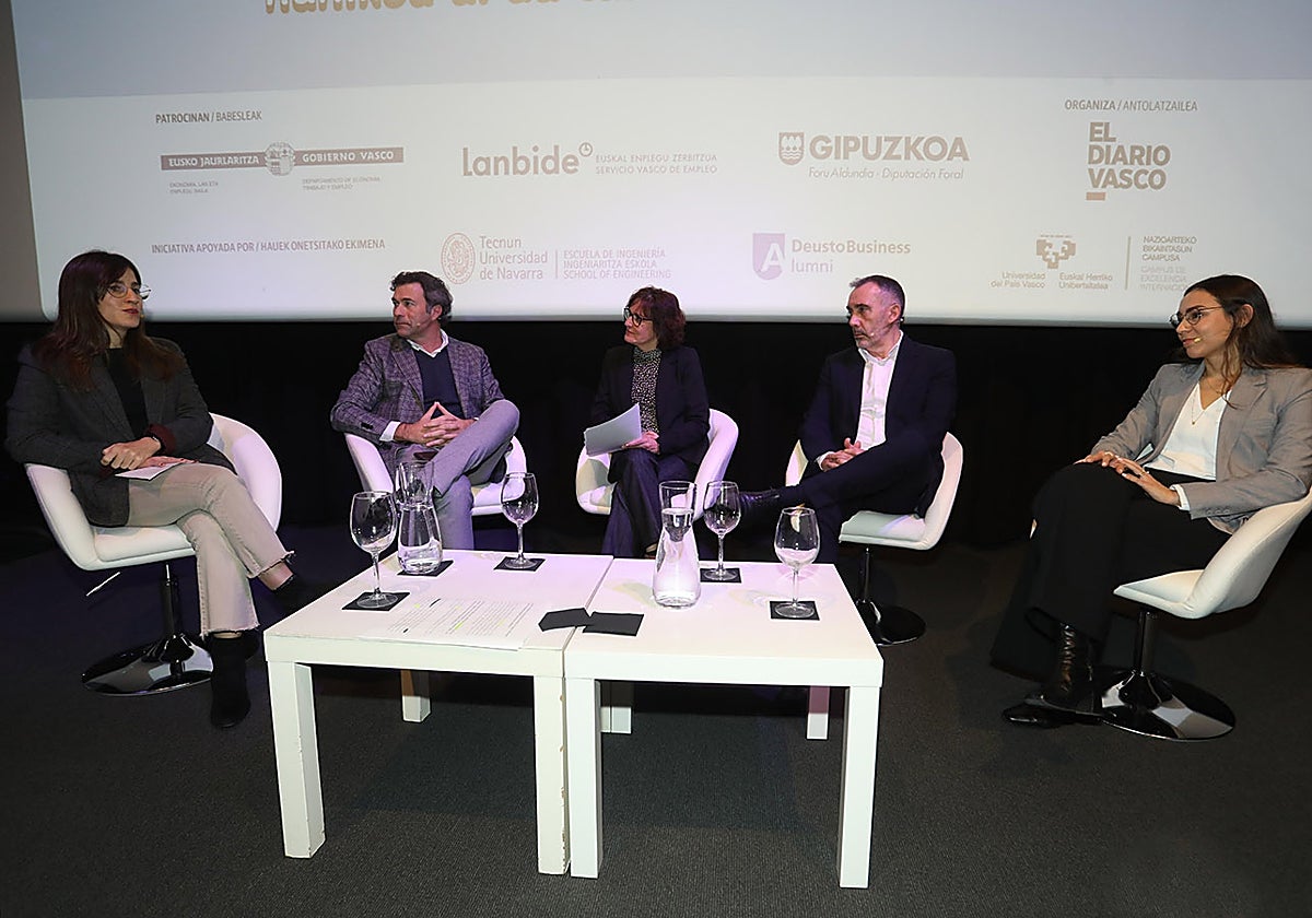 Erika González, Unai Andueza, Francisco Pedraza y Renata Garafulic, con Itziar Altuna en el centro, protagonizaron la mesa redonda.