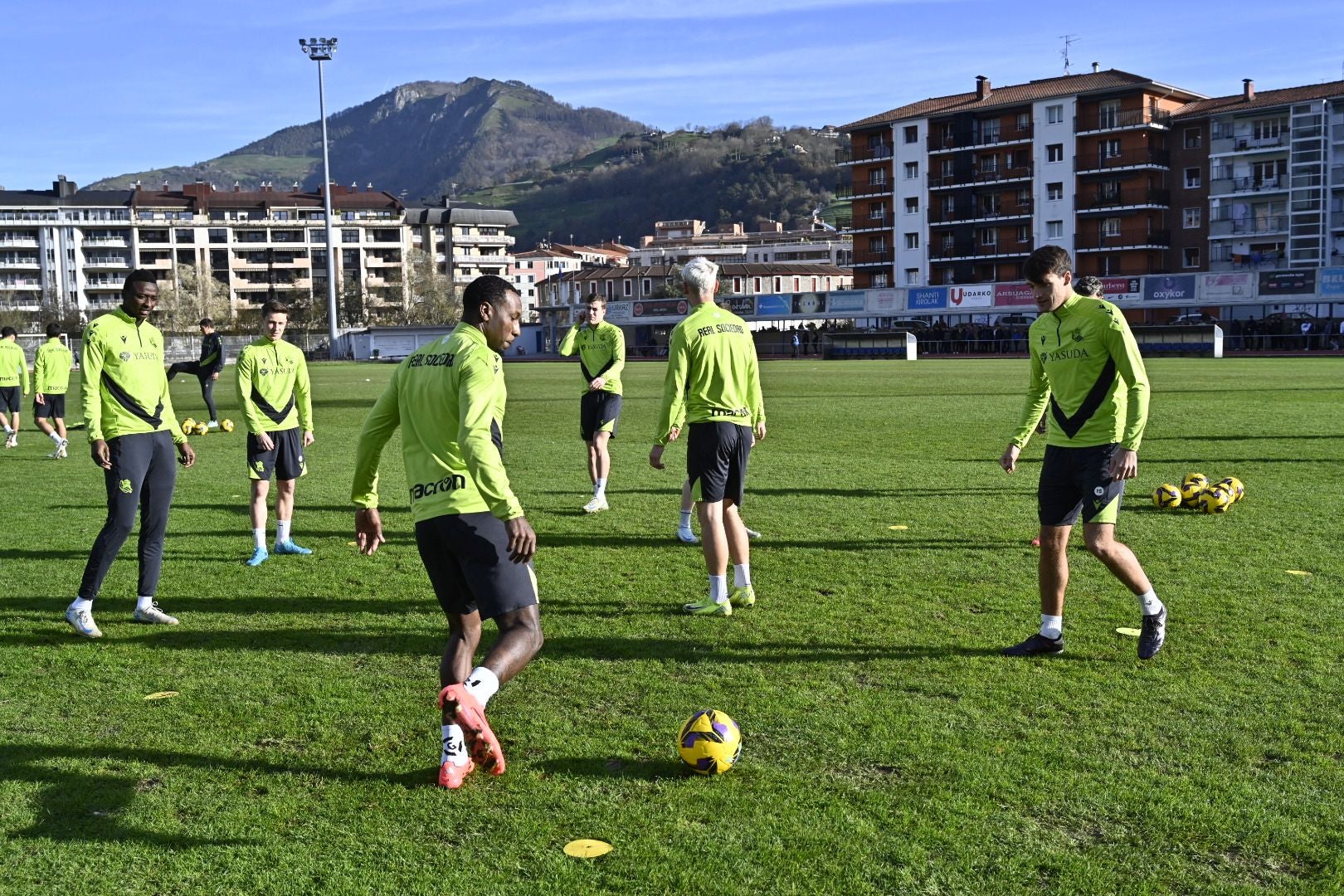 900 jóvenes arropan a la Real en Tolosa