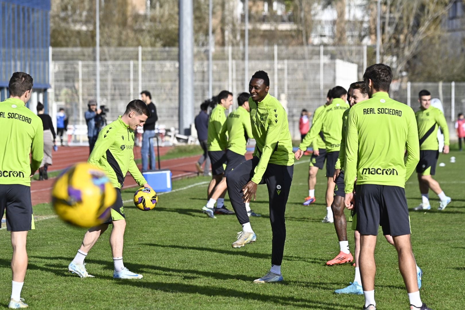 900 jóvenes arropan a la Real en Tolosa