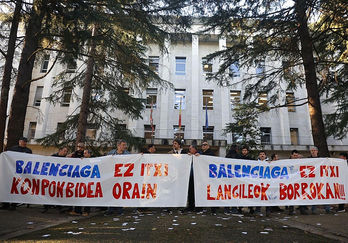 La plantilla de Astilleros Balenciaga volvió a concentrarse ayer frente a la subdelegación del Gobierno central en Donostia.