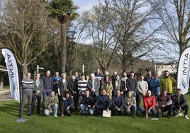 Participantes en el curso en la entrega de diplomas.