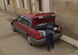 Imagen del hombre captada por Google Maps en la calle El Norte de Tajueco en Soria