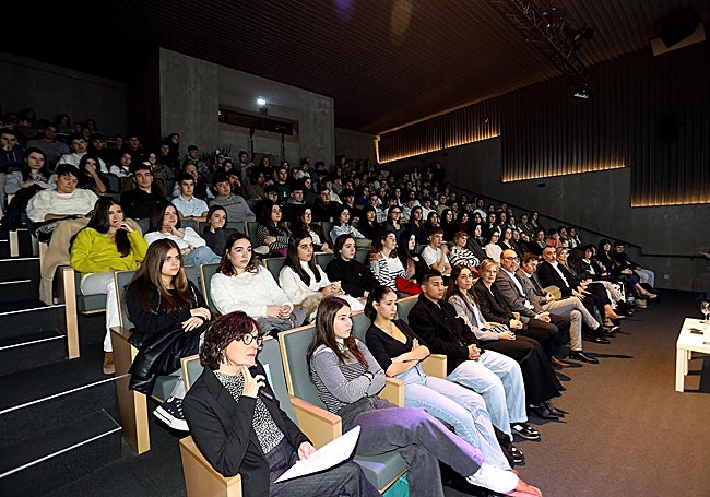 El Auditorio se llenó de jóvenes estudiantes.