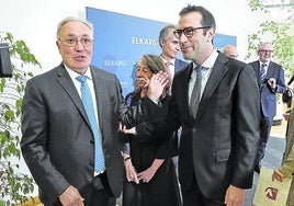 José Antonio Jainaga, junto al ministro de Economía, Carlos Cuerpo, en un acto de Elkargi.