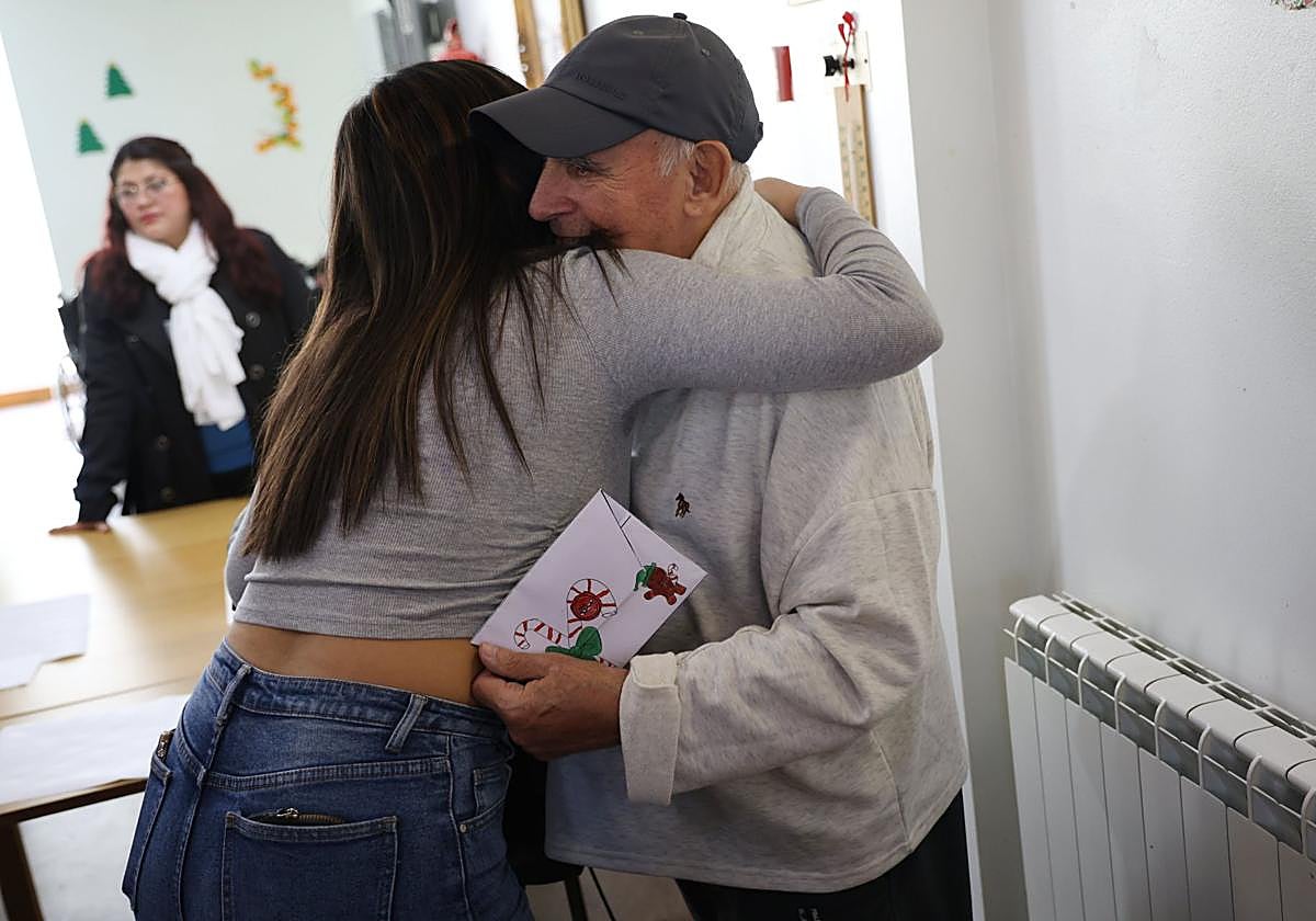 Sharon Maradiaga, de 16 años, abraza emocionada a Javier, residente de San Ignacio de 84 años, tras leerle su carta.
