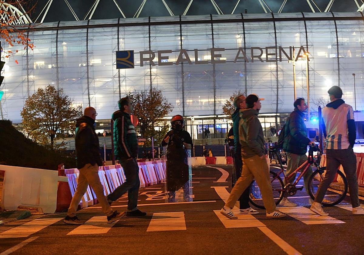 Aficionados, camino del Reale Arena.