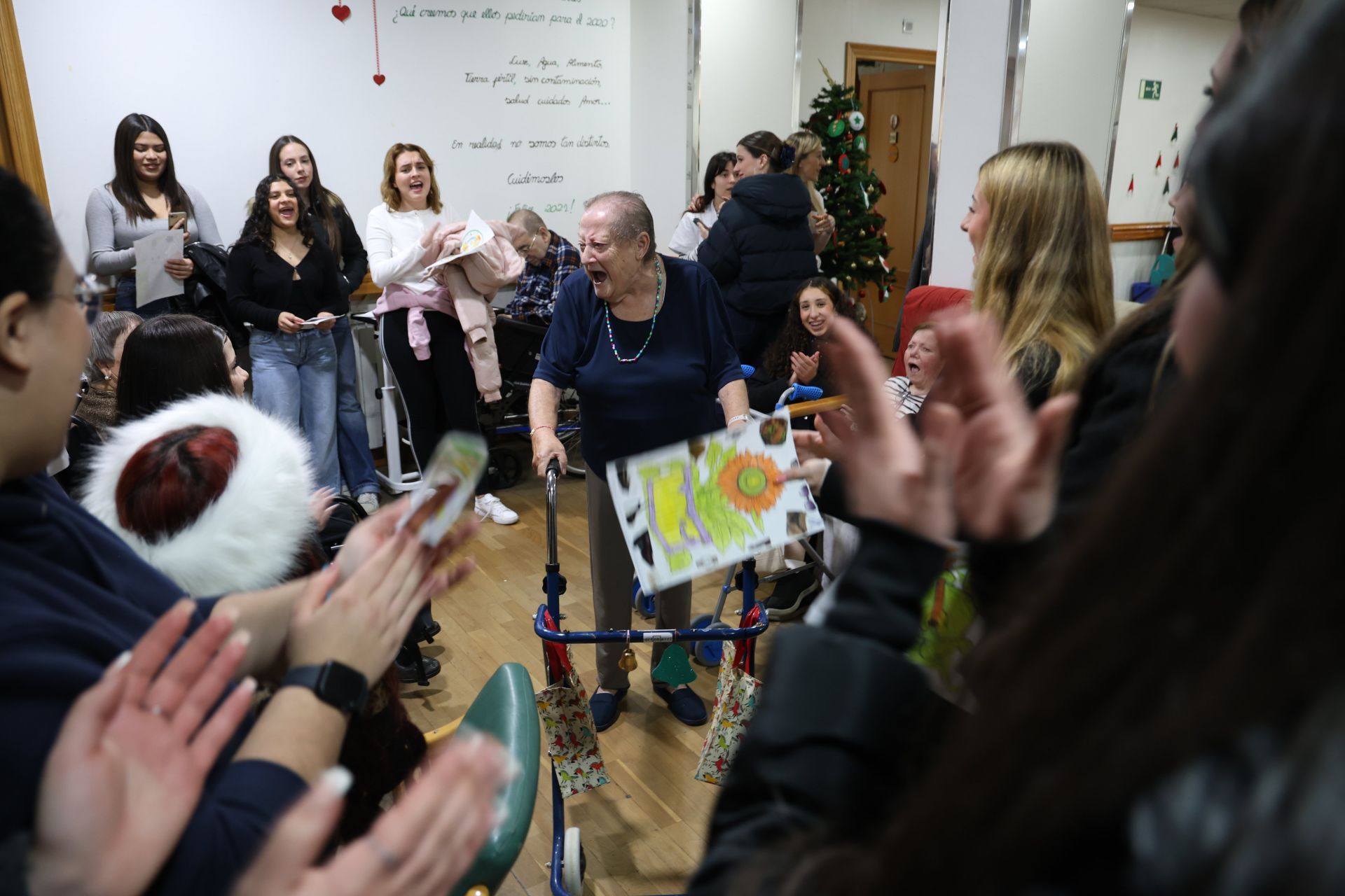 La visita de alumnas de estética en Sustake a los más mayores de la residencia San Ignacio en Donostia, en imágenes