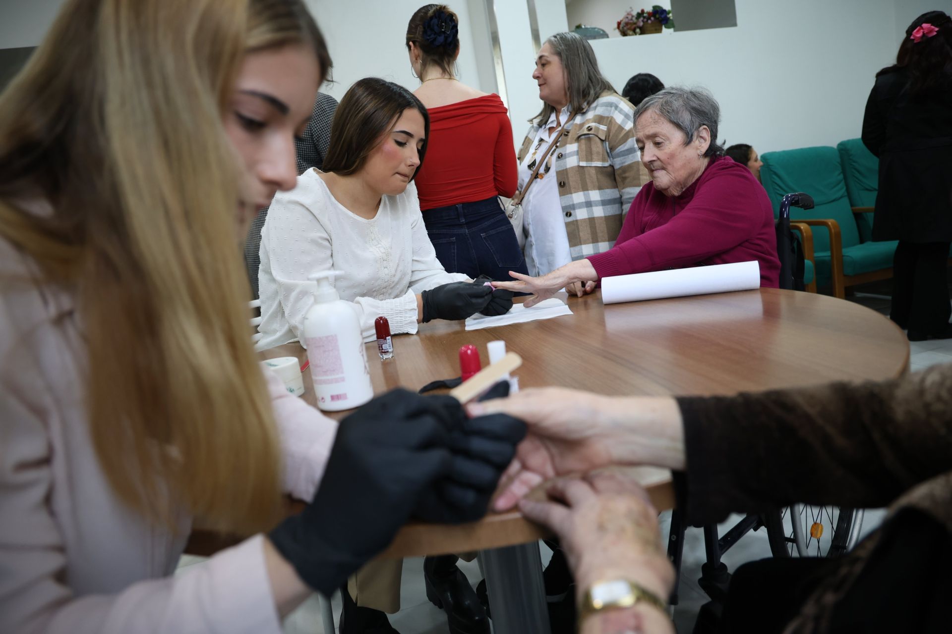 La visita de alumnas de estética en Sustake a los más mayores de la residencia San Ignacio en Donostia, en imágenes