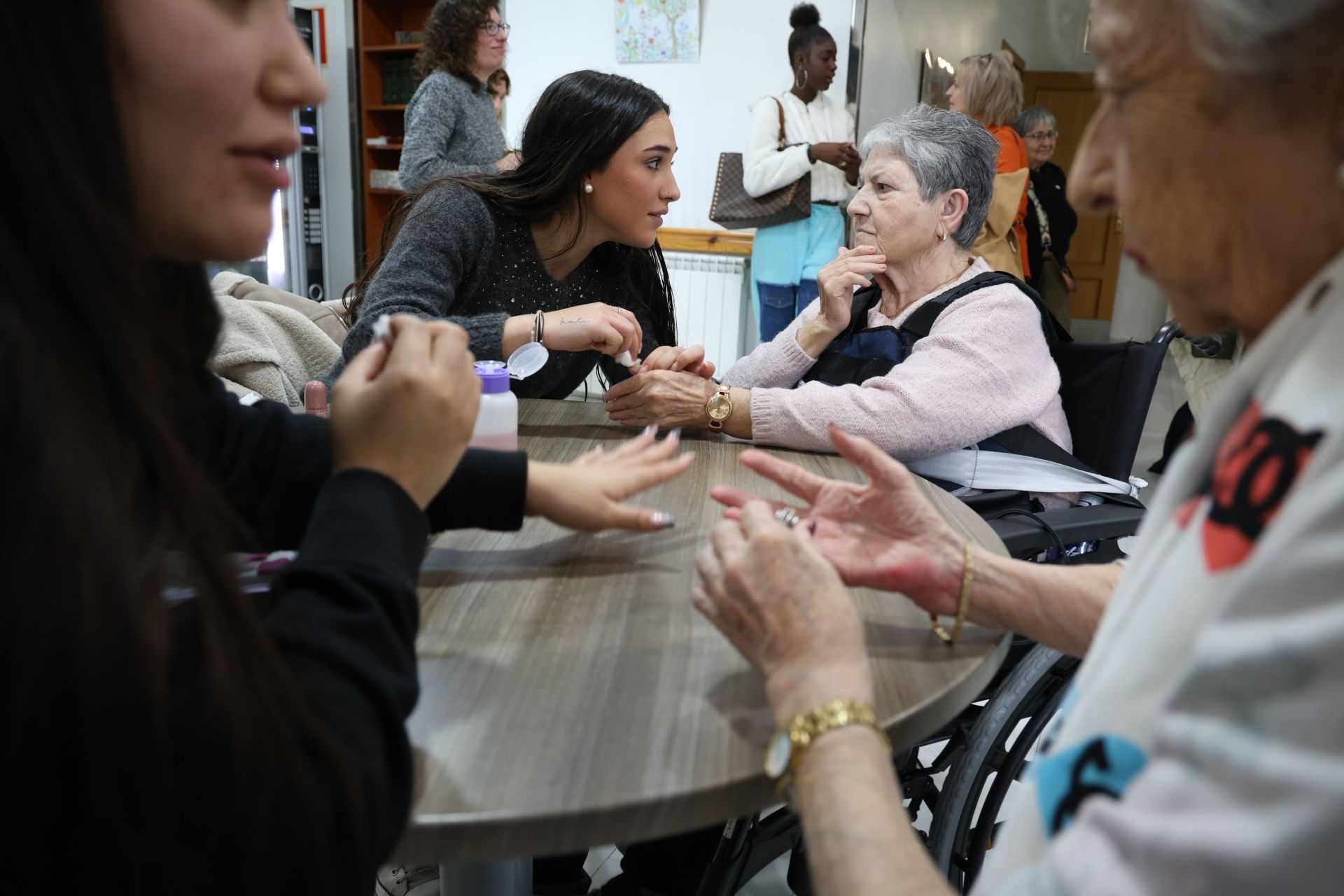 La visita de alumnas de estética en Sustake a los más mayores de la residencia San Ignacio en Donostia, en imágenes