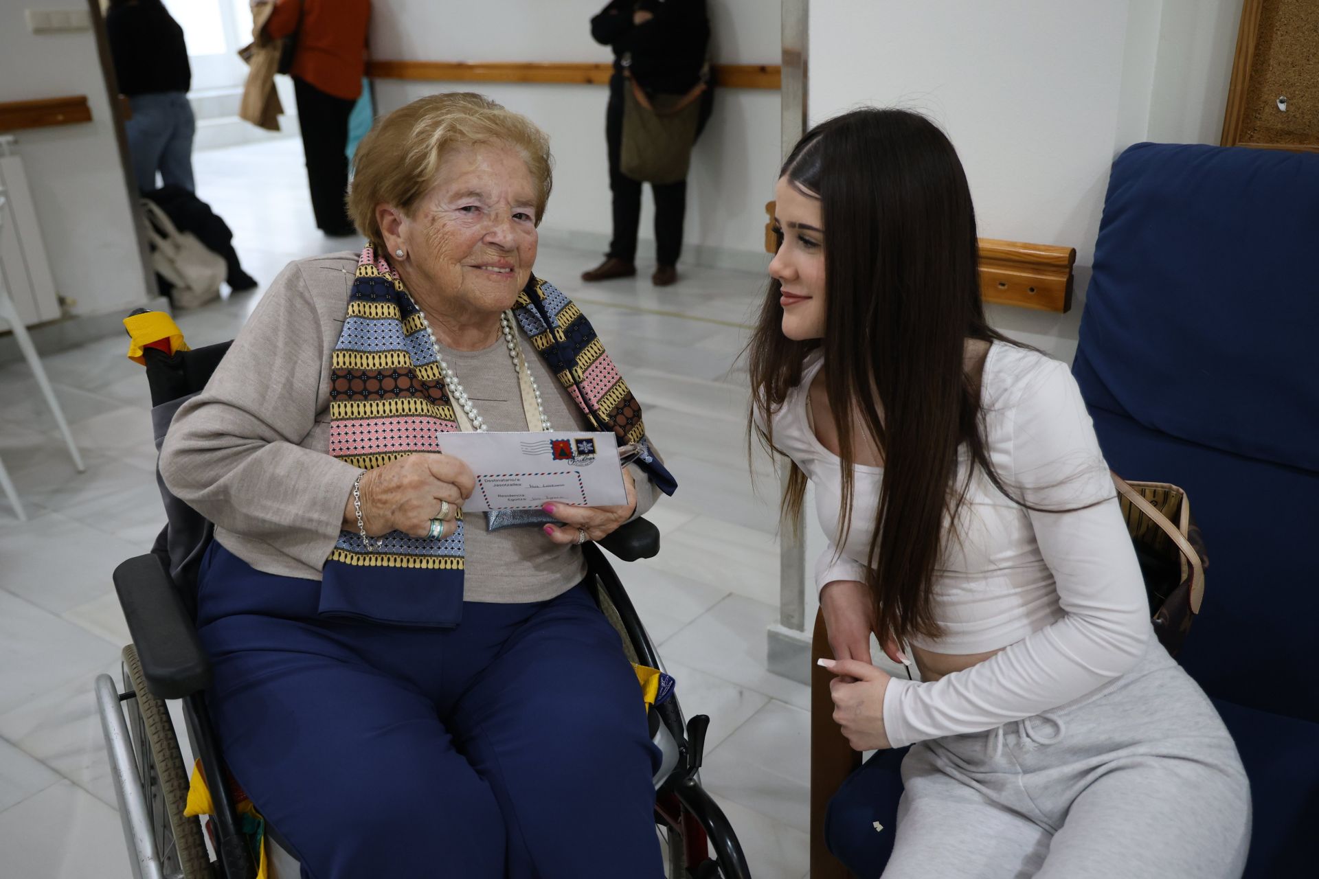 La visita de alumnas de estética en Sustake a los más mayores de la residencia San Ignacio en Donostia, en imágenes