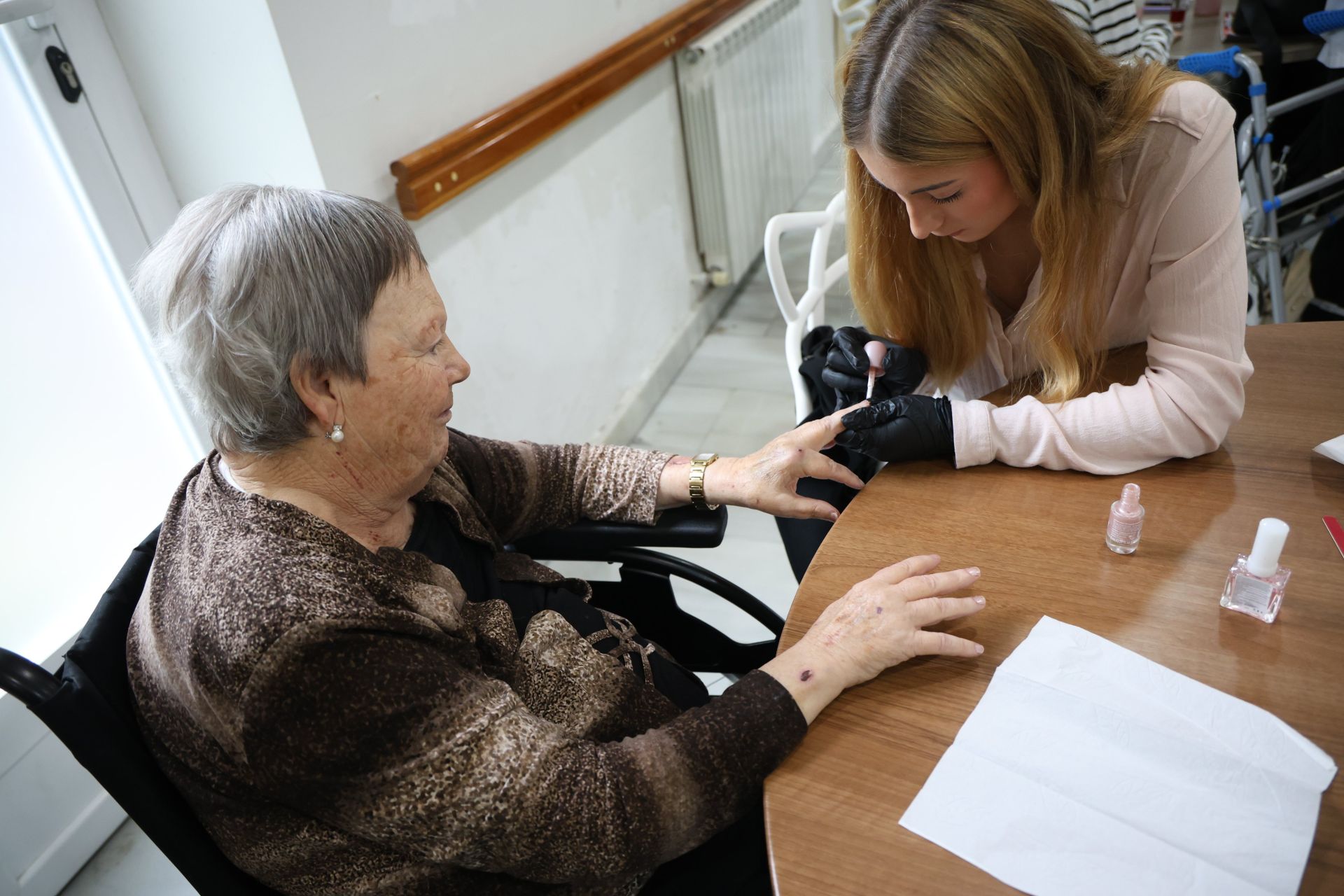 La visita de alumnas de estética en Sustake a los más mayores de la residencia San Ignacio en Donostia, en imágenes