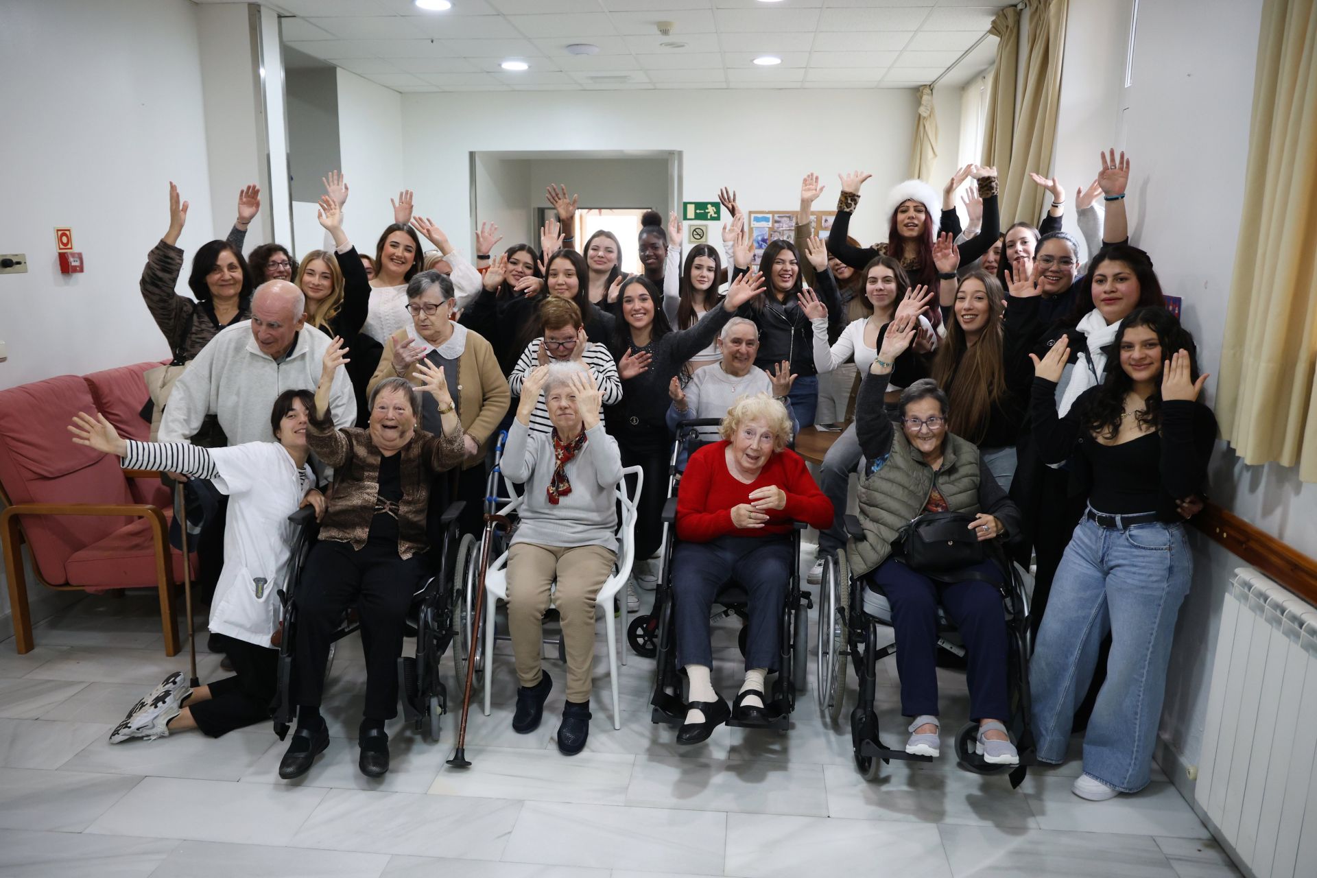 La visita de alumnas de estética en Sustake a los más mayores de la residencia San Ignacio en Donostia, en imágenes