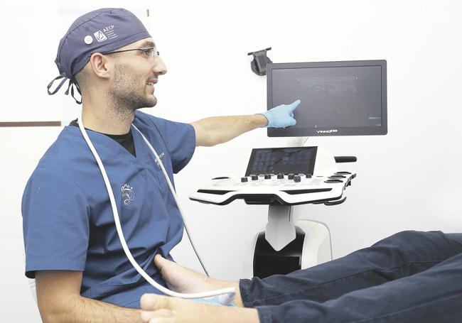 El doctor Telmo Rotaeche, realizando una ecografía a su paciente.