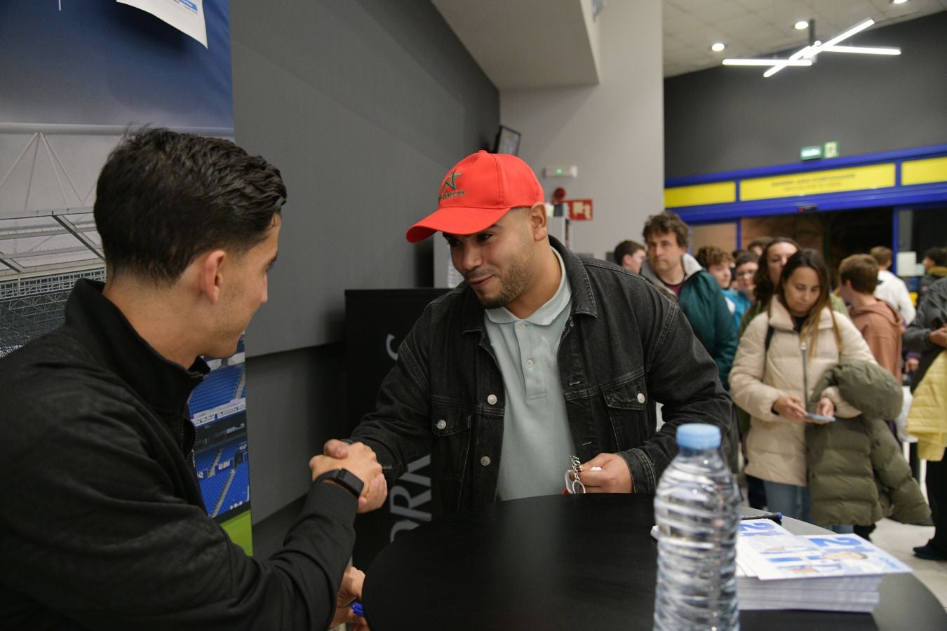 Nayef Aguerd, arropado por la afición txuri-urdin y sus paisanos