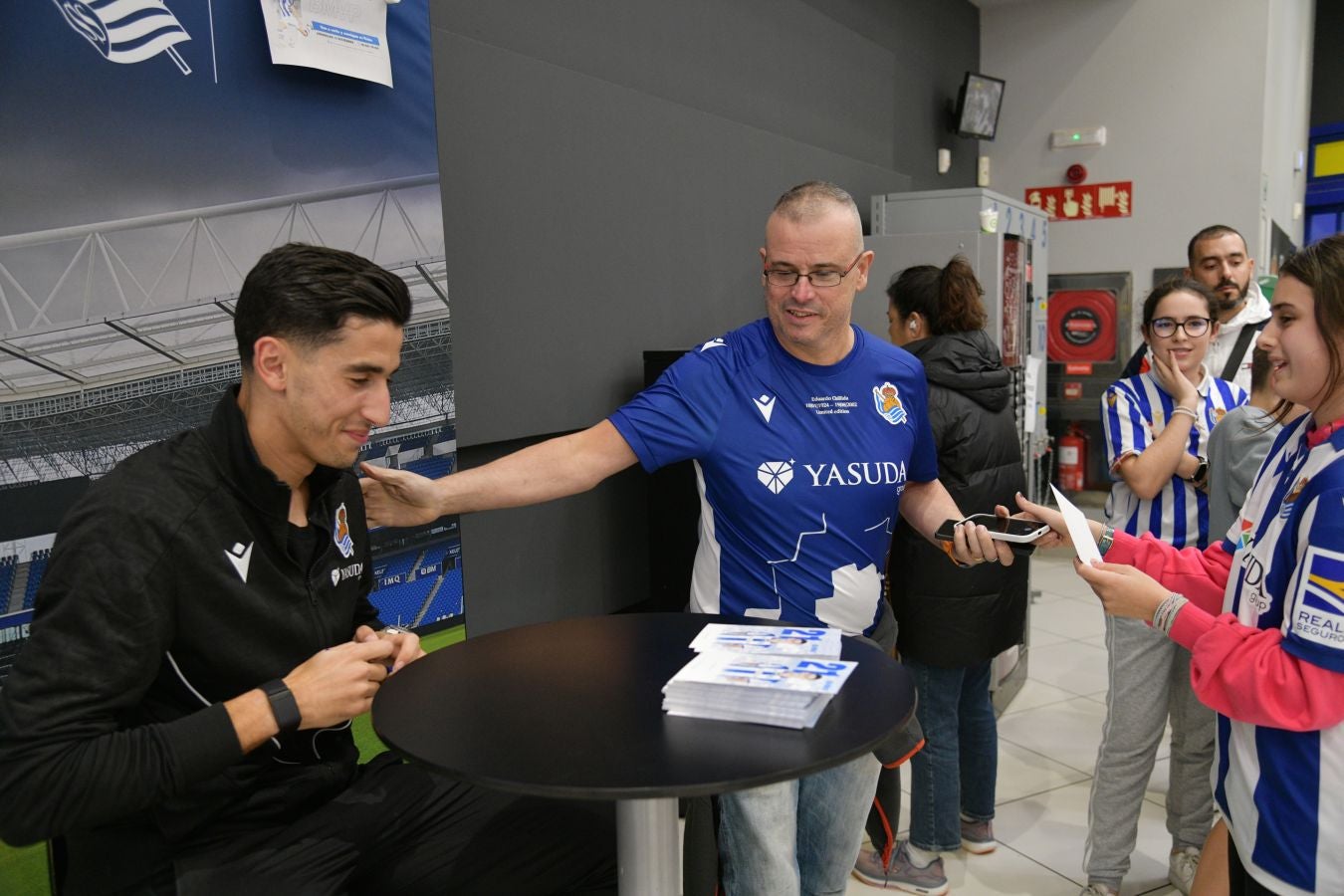 Nayef Aguerd, arropado por la afición txuri-urdin y sus paisanos