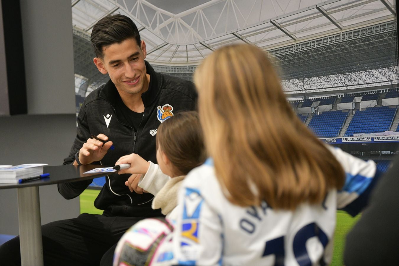 Nayef Aguerd, arropado por la afición txuri-urdin y sus paisanos