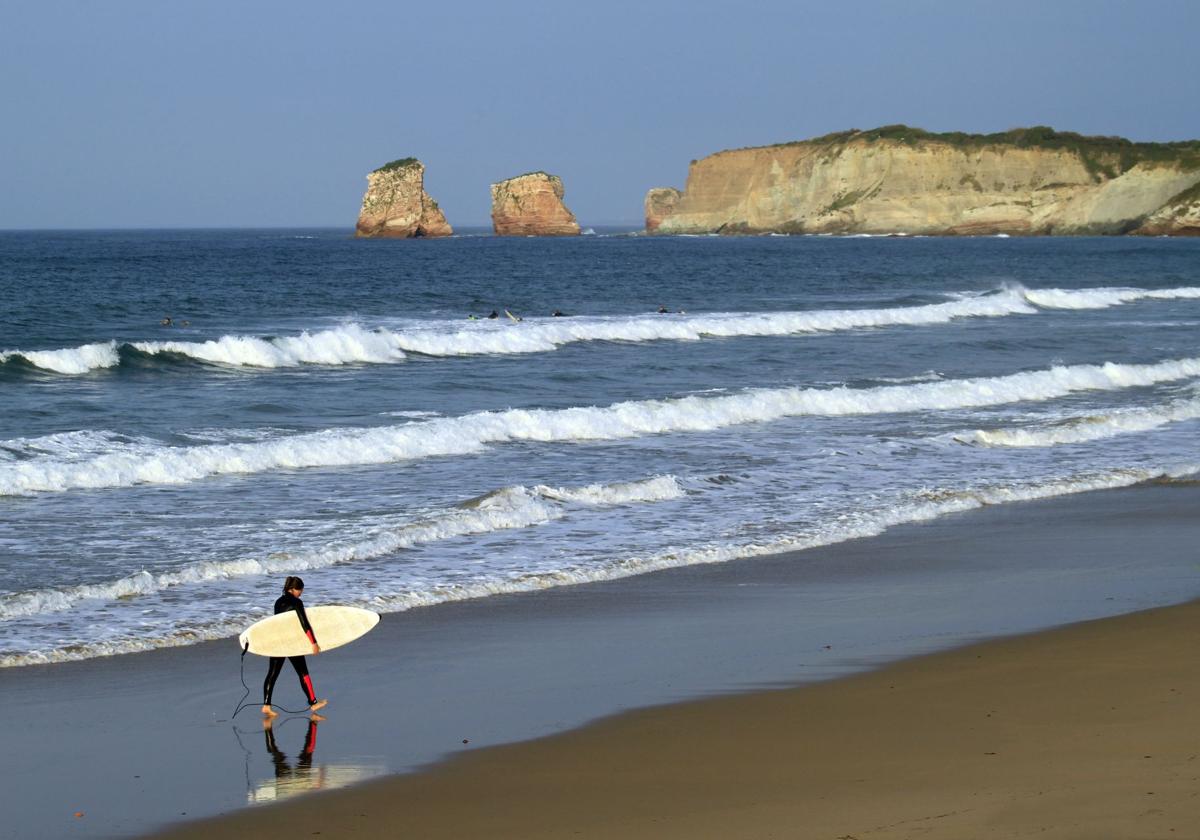 Aparcar junto a la playa de Hendaia pasa a ser de pago durante todo el año.