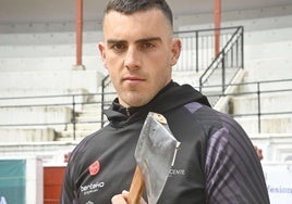 Iker Vicente posa en la plaza de toros de Tolosa.